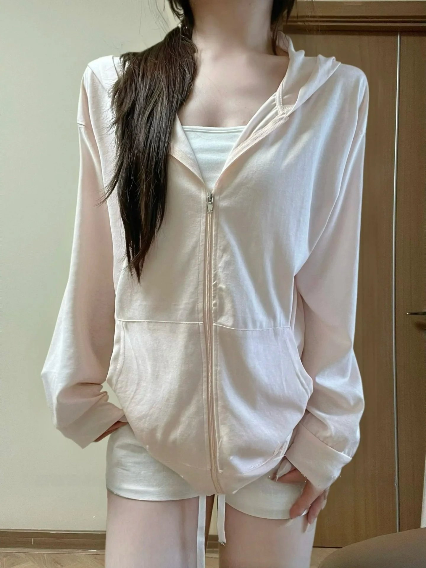Korean Style Women's Thin Zipper Hooded Soft Outerwear Sun Protection Casual Long Sleeve Top Lightweight Fashionable Streetwear
Korean Style Women's Thin Zipper Hooded Soft Outerwear Sun Protection Casual Long Sleeve Top Lightweight Fashionable Streetwear