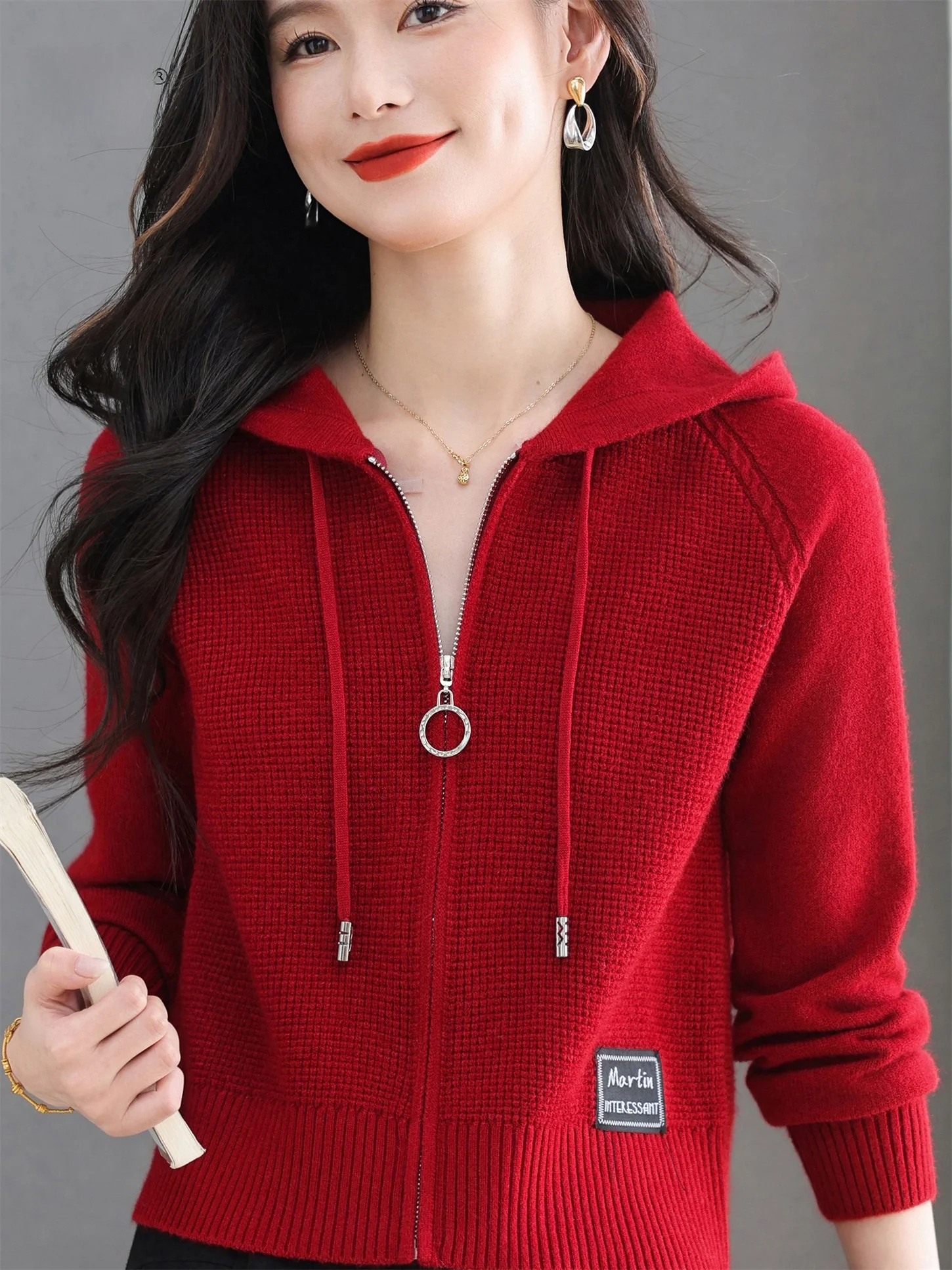 Весенне-осенний новый вязаный кардиган свободного кроя, модная верхняя одежда для женщин среднего возраста, дышащая, повседневная
Весенне-осенний новый вязаный кардиган свободного кроя, модная верхняя одежда для женщин среднего возраста, дышащая, повседневная