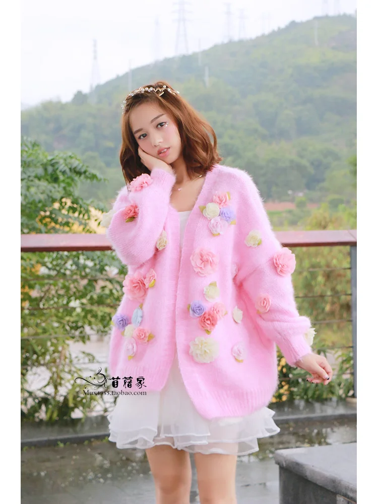 2025 New Lolita Girls' Sweater Korean Version Loose Medium Long Lazy Style Harajuku Chic Flower Sweater Jacket Women's Cardigan
2025 New Lolita Girls' Sweater Korean Version Loose Medium Long Lazy Style Harajuku Chic Flower Sweater Jacket Women's Cardigan