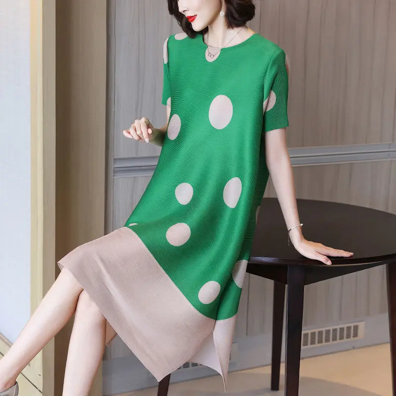 Summer elegant fashion age-age female dress 2023 temperament thin short-sleeved bottom round neck printing dot pleated dress
Summer elegant fashion age-age female dress 2023 temperament thin short-sleeved bottom round neck printing dot pleated dress