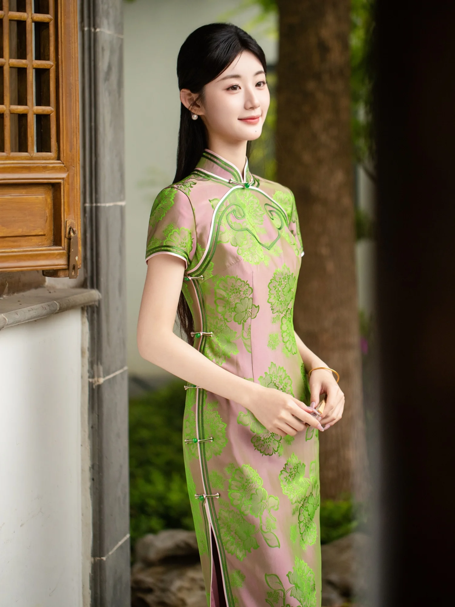 Шелковое женское длинное платье-ципао с разрезом, простое и изысканное, в традиционном южнокитайском стиле, новинка 2025 года
Шелковое женское длинное платье-ципао с разрезом, простое и изысканное, в традиционном южнокитайском стиле, новинка 2025 года