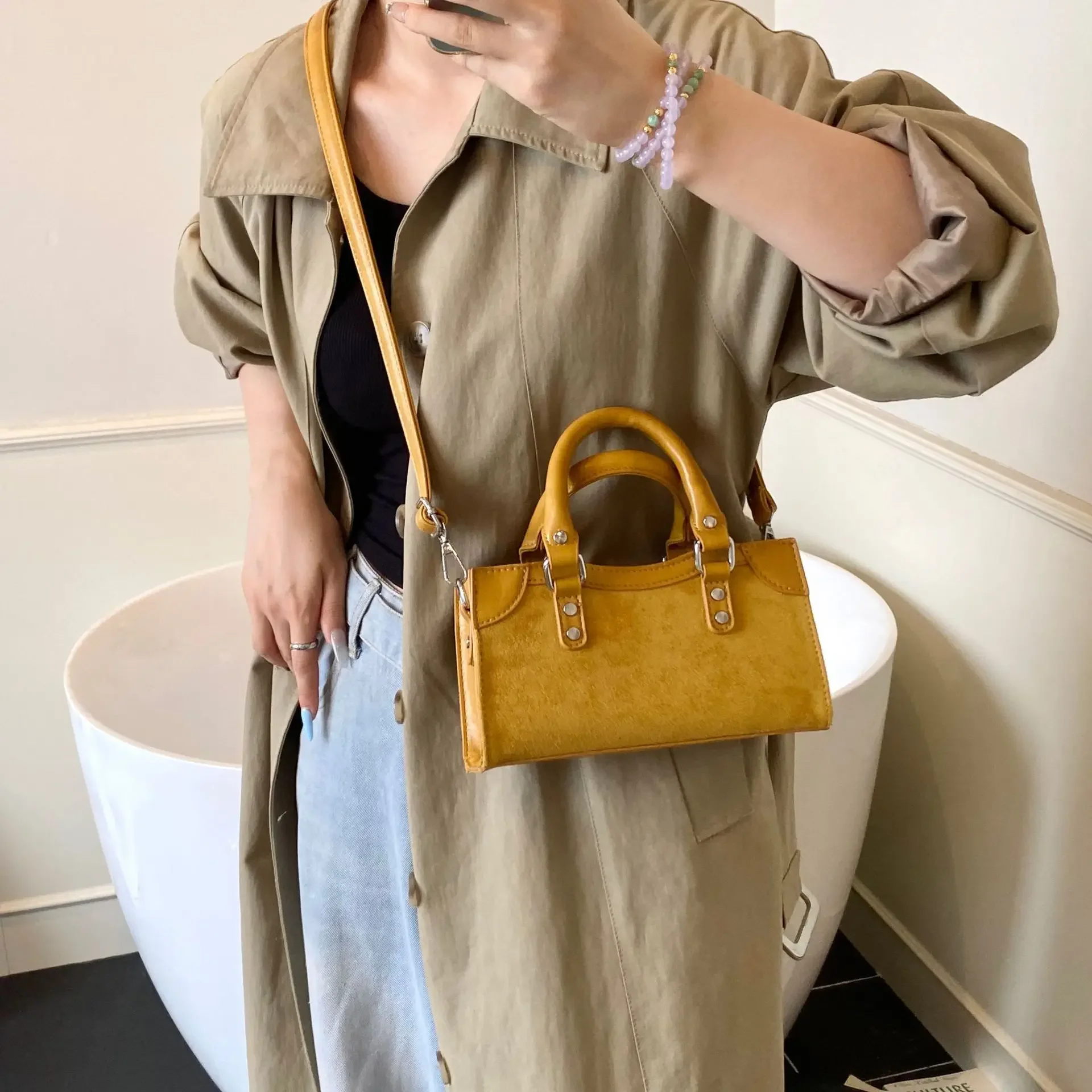 Винтажные модные замшевые женские сумки 2025, новая простая универсальная маленькая квадратная сумка через плечо для телефона
Винтажные модные замшевые женские сумки 2025, новая простая универсальная маленькая квадратная сумка через плечо для телефона