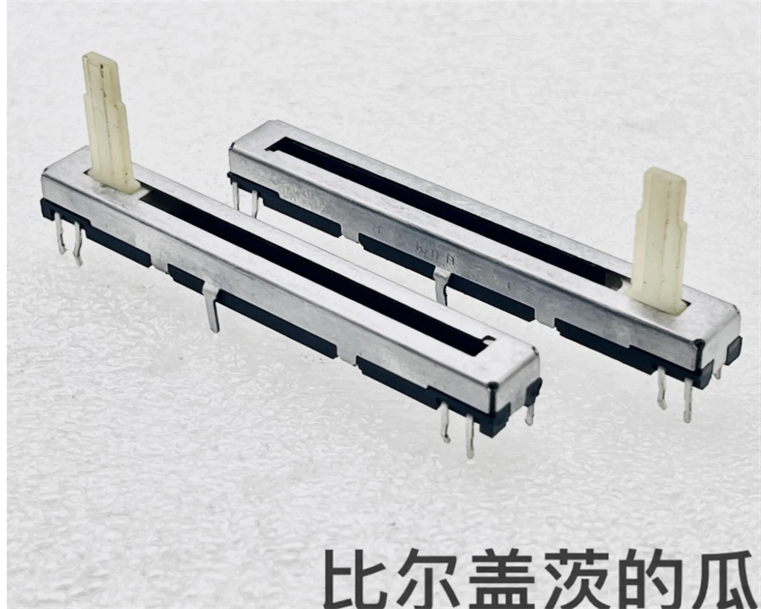 2 PCS Japanese single link 60mm direct sliding potentiometer electronic piano mixing console B20K axis length 15mm
2 PCS Japanese single link 60mm direct sliding potentiometer electronic piano mixing console B20K axis length 15mm