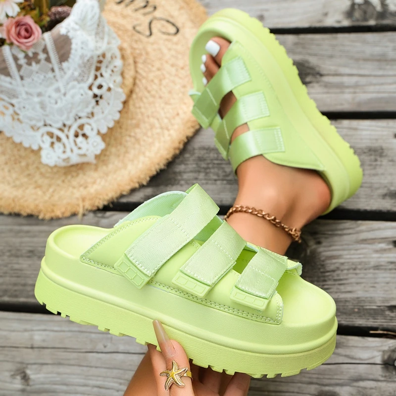 Pancake-style Platform Sandal with Open Toes and Waterproof Heel, Providing Comfort and Good Grip for Casual Wear for Women.
Pancake-style Platform Sandal with Open Toes and Waterproof Heel, Providing Comfort and Good Grip for Casual Wear for Women.