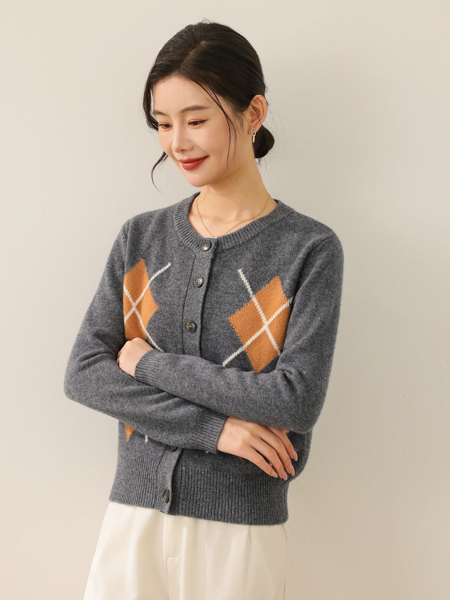 Женский кардиган из 100% мериносовой шерсти с круглым вырезом, контрастным жаккардовым узором в виде ромбов, осенне-зимний, в британском стиле, на пуговицах
Женский кардиган из 100% мериносовой шерсти с круглым вырезом, контрастным жаккардовым узором в виде ромбов, осенне-зимний, в британском стиле, на пуговицах