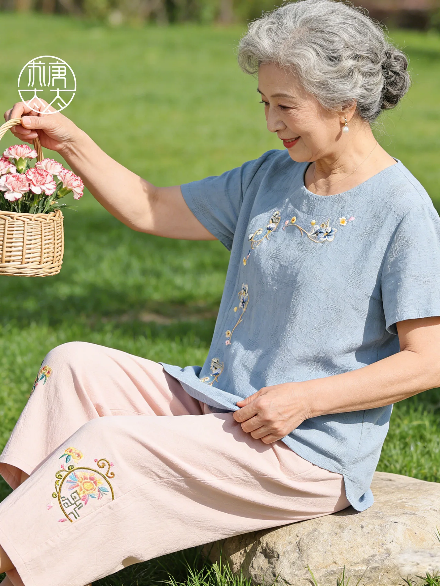 Летний комплект из хлопка и льна с вышивкой для женщин старшего возраста: модная одежда для мам, свободный крой, круглый вырез
Летний комплект из хлопка и льна с вышивкой для женщин старшего возраста: модная одежда для мам, свободный крой, круглый вырез