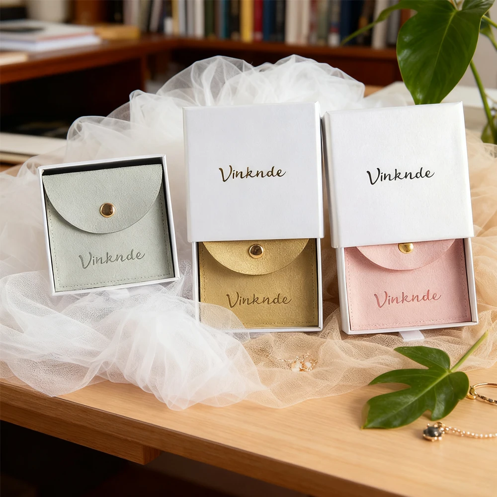 Personalization 8x8x2.5cm Cardboard Gift Boxes for Jewelry Suede Microfiber Snap Pouch Bag Paper Necklace Earrings Drawer Box
Personalization 8x8x2.5cm Cardboard Gift Boxes for Jewelry Suede Microfiber Snap Pouch Bag Paper Necklace Earrings Drawer Box