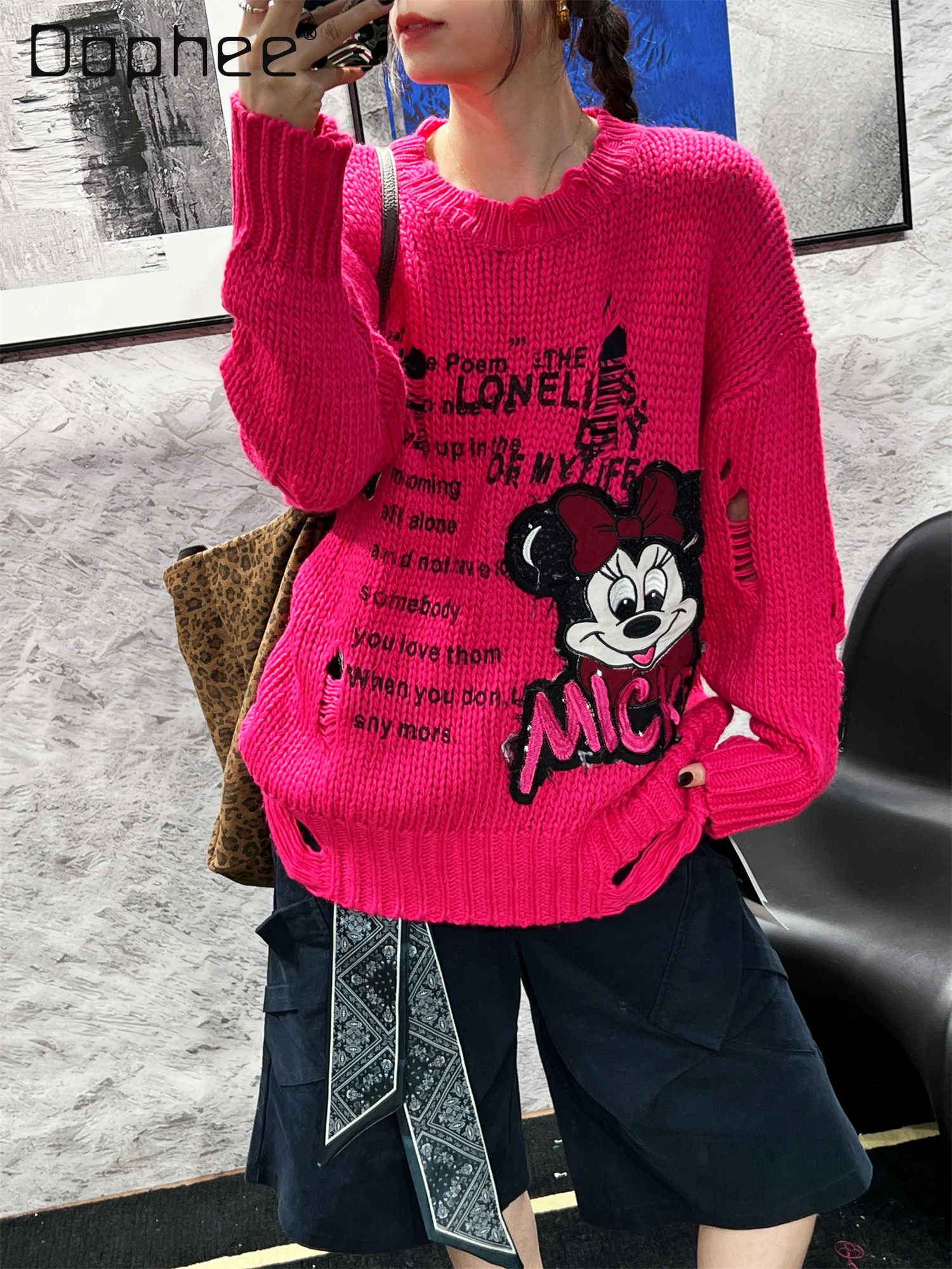 Модный брендовый свитер для женщин, осень-зима 2025, новый рваный свободный вязаный топ с рисунком розово-красного цвета, теплая базовая рубашка, джемпер
Модный брендовый свитер для женщин, осень-зима 2025, новый рваный свободный вязаный топ с рисунком розово-красного цвета, теплая базовая рубашка, джемпер