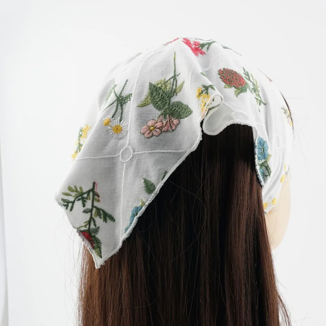 Latticepatterned base fabric embroidered triangle headscarf for women, with embroidery, versatile, lightweight small scarf, silk
Latticepatterned base fabric embroidered triangle headscarf for women, with embroidery, versatile, lightweight small scarf, silk