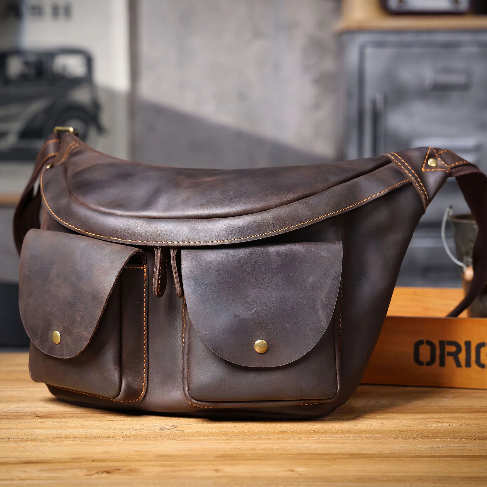 Retro Top-grain Cowhide Retro Chest Bag Men's Single-shoulder Crossbody Motorcycle Casual Genuine Leather Designer Luxury Bag
Retro Top-grain Cowhide Retro Chest Bag Men's Single-shoulder Crossbody Motorcycle Casual Genuine Leather Designer Luxury Bag