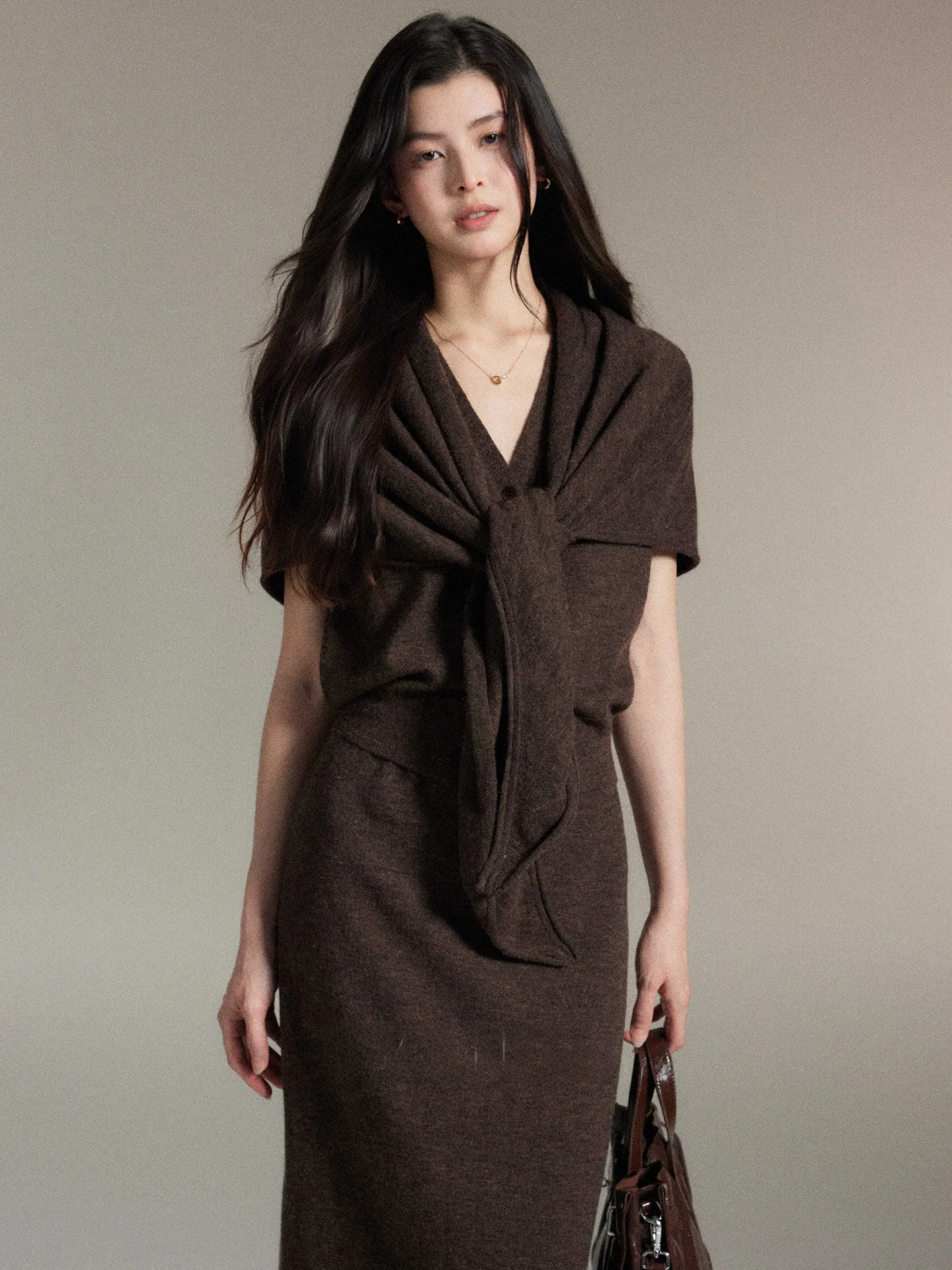 Новинка: Женский осенний комплект Er Yang De - простой вязаный шерстяной жилет и юбка с воланами на плечах
Новинка: Женский осенний комплект Er Yang De - простой вязаный шерстяной жилет и юбка с воланами на плечах