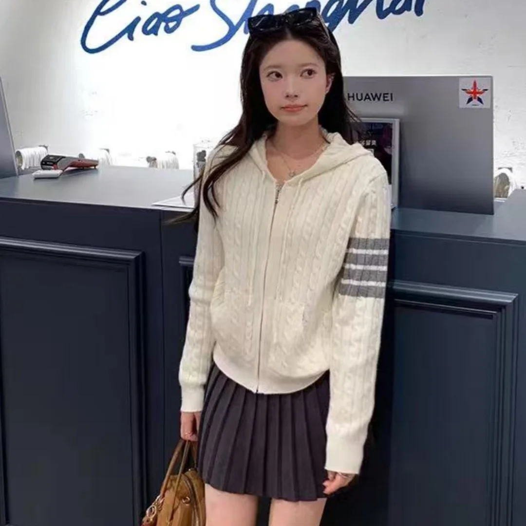 Шикарный модный свитер с капюшоном и длинными рукавами в студенческом стиле, вязаный кардиган, женские осенне-зимние укороченные кардиганы, топы 
Шикарный модный свитер с капюшоном и длинными рукавами в студенческом стиле, вязаный кардиган, женские осенне-зимние укороченные кардиганы, топы