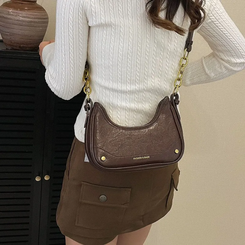 2025 Hot Selling High-quality New Single Shoulder Underarm Crescent Bag Autumn and Winter Retro Versatile Crossbody Bag
2025 Hot Selling High-quality New Single Shoulder Underarm Crescent Bag Autumn and Winter Retro Versatile Crossbody Bag
