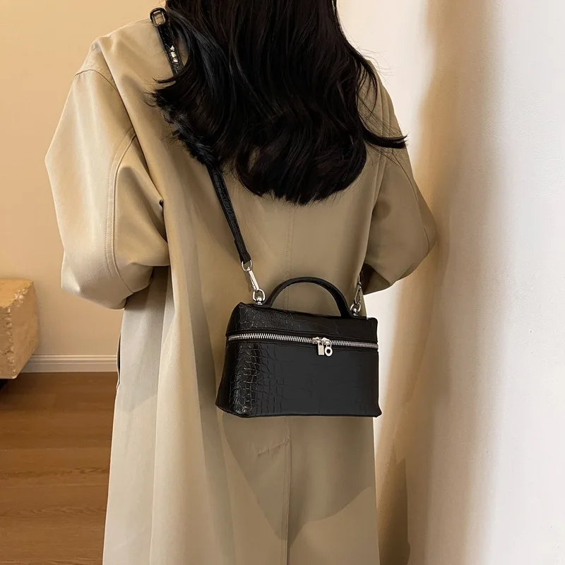 Simple Casual Shoulder Bag Women's 2025 Autumn and Winter New Casual Retro Messenger Bag Trend Large Capacity Bucket Bag
Simple Casual Shoulder Bag Women's 2025 Autumn and Winter New Casual Retro Messenger Bag Trend Large Capacity Bucket Bag