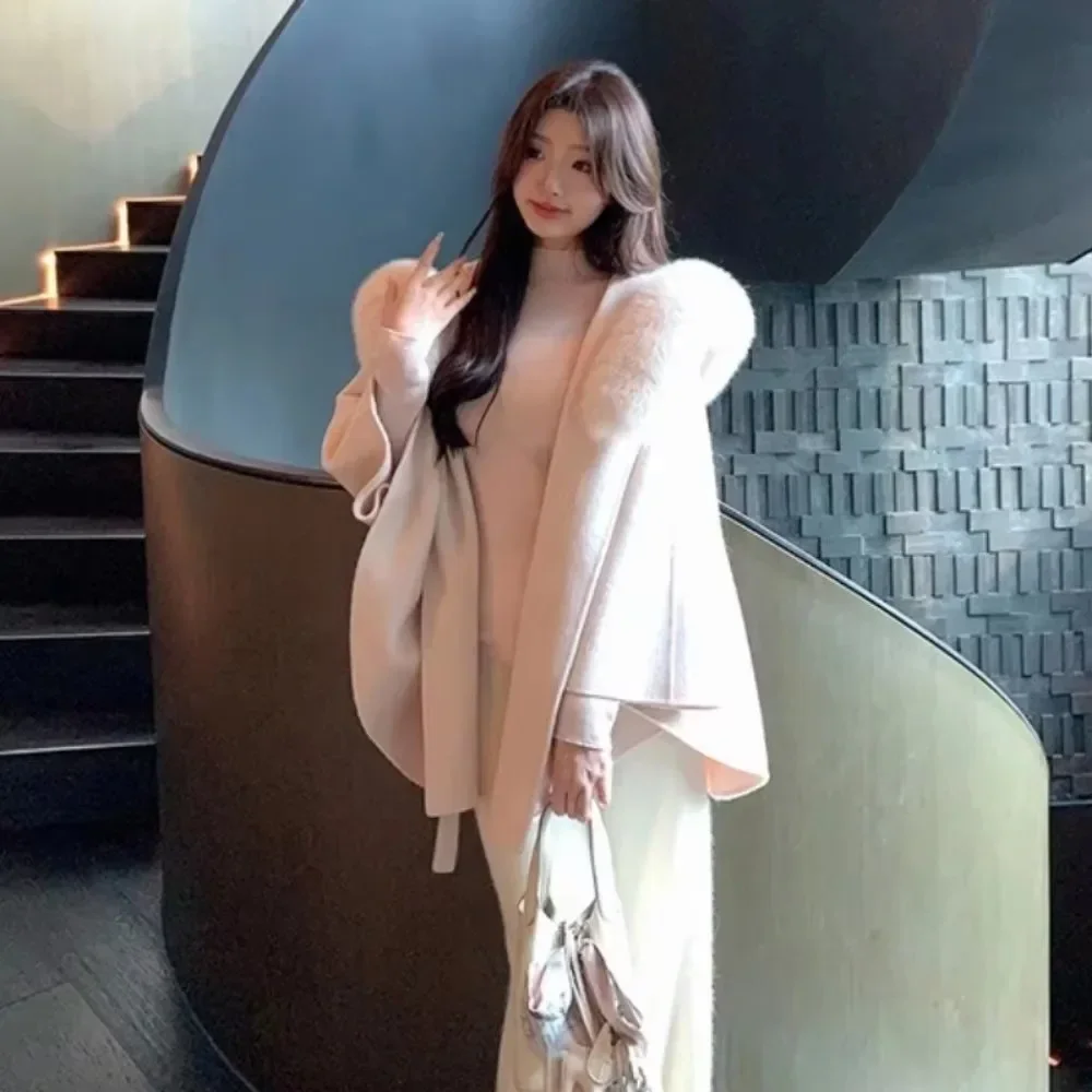 Women 2025 Cape Autumn Winter New Hooded Wool Jacket Female Double-sided Cashmere Coat Fox Fur Mid-length Woolen Fur Coat
Women 2025 Cape Autumn Winter New Hooded Wool Jacket Female Double-sided Cashmere Coat Fox Fur Mid-length Woolen Fur Coat