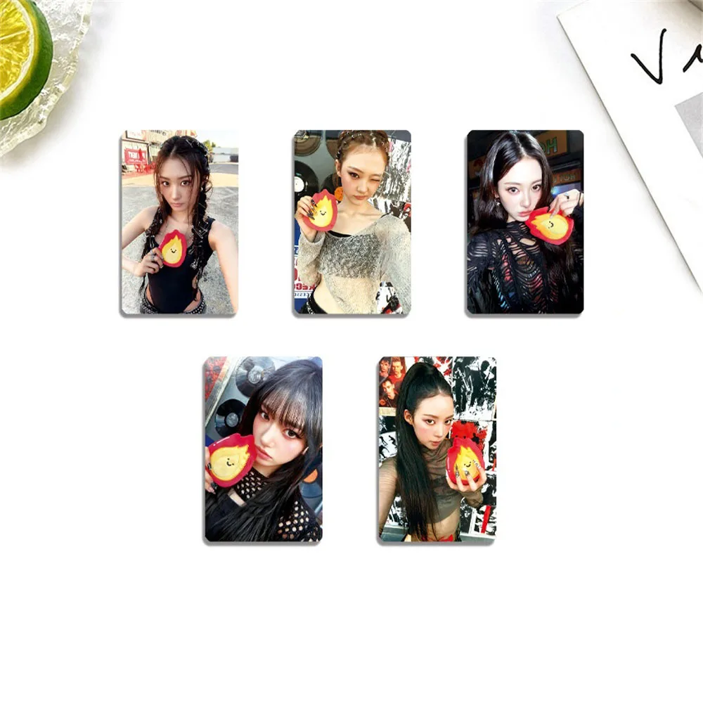 5Pcs/Set Kpop MEOVV BURNING UP Album Dance Stage Selfie Cards Anna Sooin Gawon Fashion Photocard Narin Ella Postcards Fans Gift
5Pcs/Set Kpop MEOVV BURNING UP Album Dance Stage Selfie Cards Anna Sooin Gawon Fashion Photocard Narin Ella Postcards Fans Gift