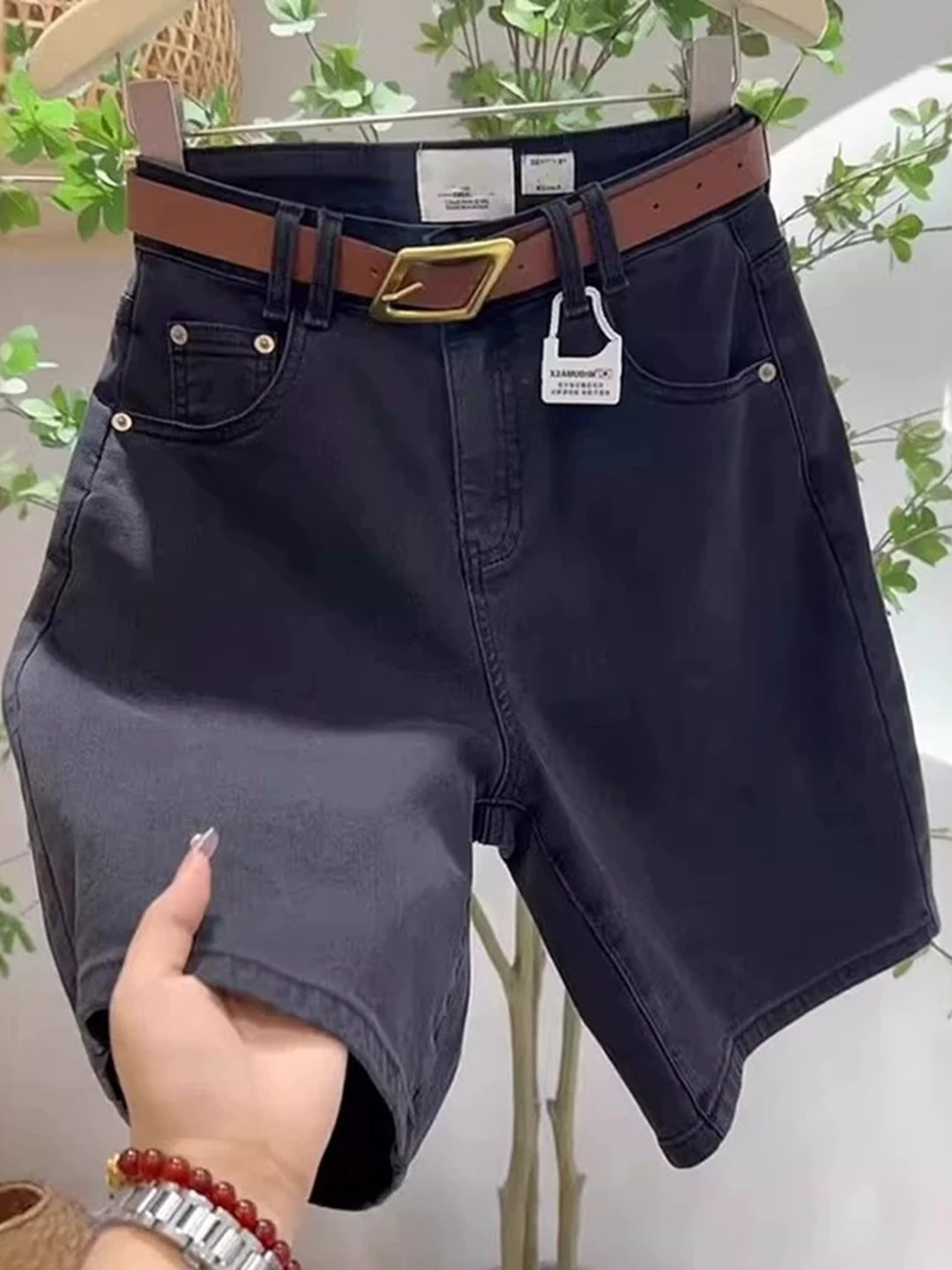 Retro High Waist Loose Fit Denim Shorts Women plus Size Summer New Style Li Qiqi Commute Style Wide Leg Five-Point Pants
Retro High Waist Loose Fit Denim Shorts Women plus Size Summer New Style Li Qiqi Commute Style Wide Leg Five-Point Pants