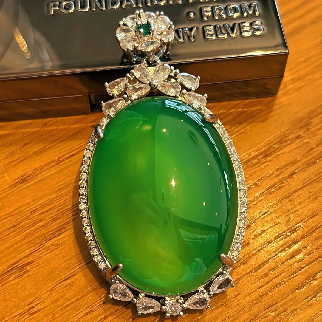 Natural jadeite women's inlaid gemstone jade emperor green agate pendant pigeon egg jewelry gift
Natural jadeite women's inlaid gemstone jade emperor green agate pendant pigeon egg jewelry gift