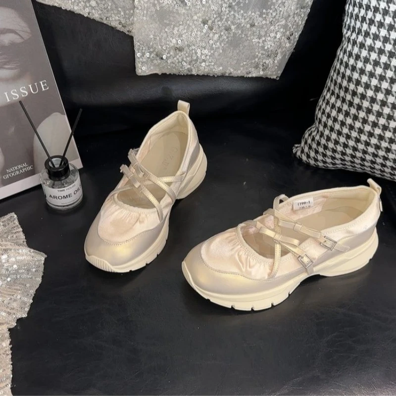 High Quality Thick Sole Buckle Round Head Mid-mouth Fashion All-match Comfortable Non-slip Wear-resistant Women's Single Shoes
High Quality Thick Sole Buckle Round Head Mid-mouth Fashion All-match Comfortable Non-slip Wear-resistant Women's Single Shoes