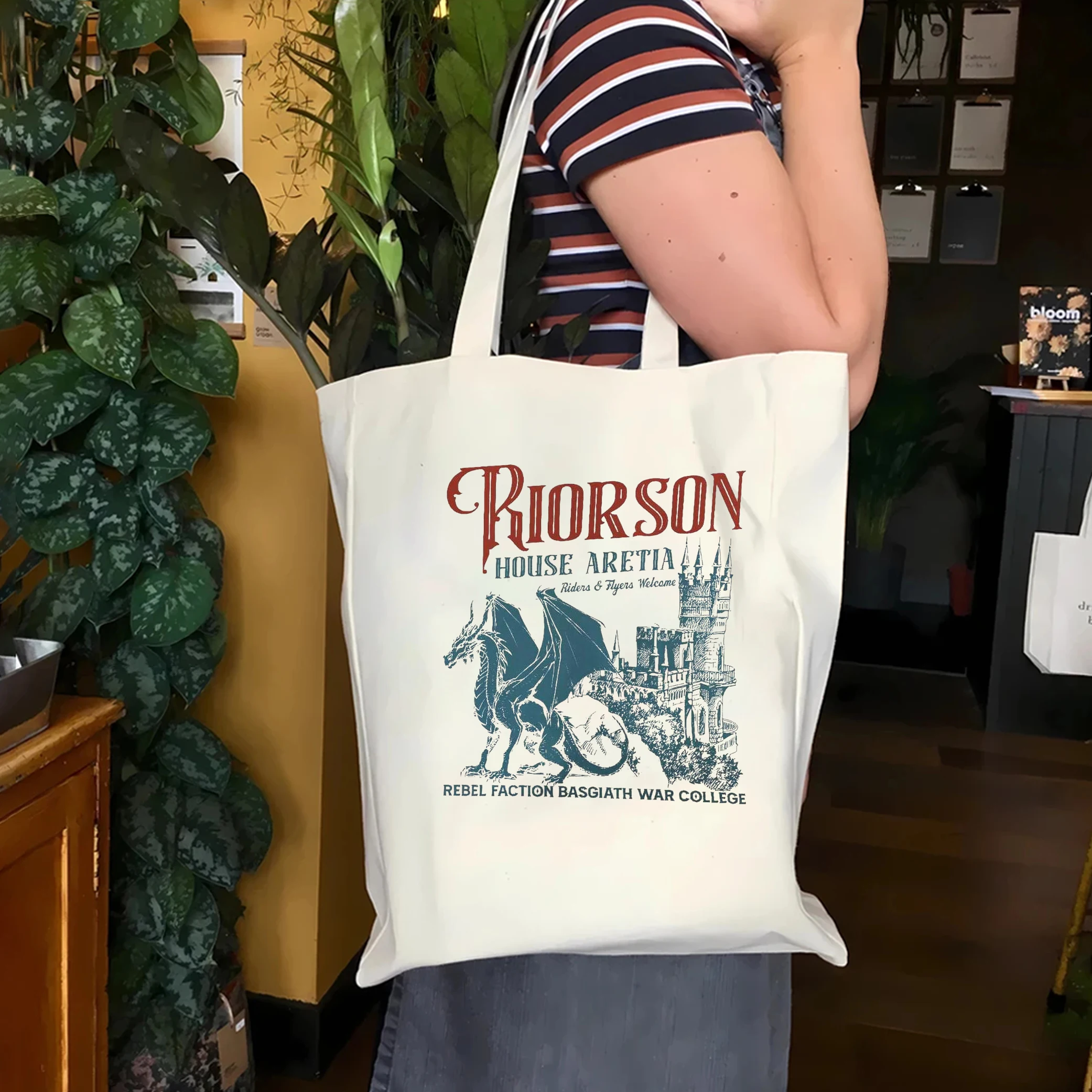 Сумка-тоут Iron Flame Xaden Riorson House Tote Bag Фиолетовый Sorrengail Silver One Dragon Rider Tote Bag Basgiath War College
Сумка-тоут Iron Flame Xaden Riorson House Tote Bag Фиолетовый Sorrengail Silver One Dragon Rider Tote Bag Basgiath War College