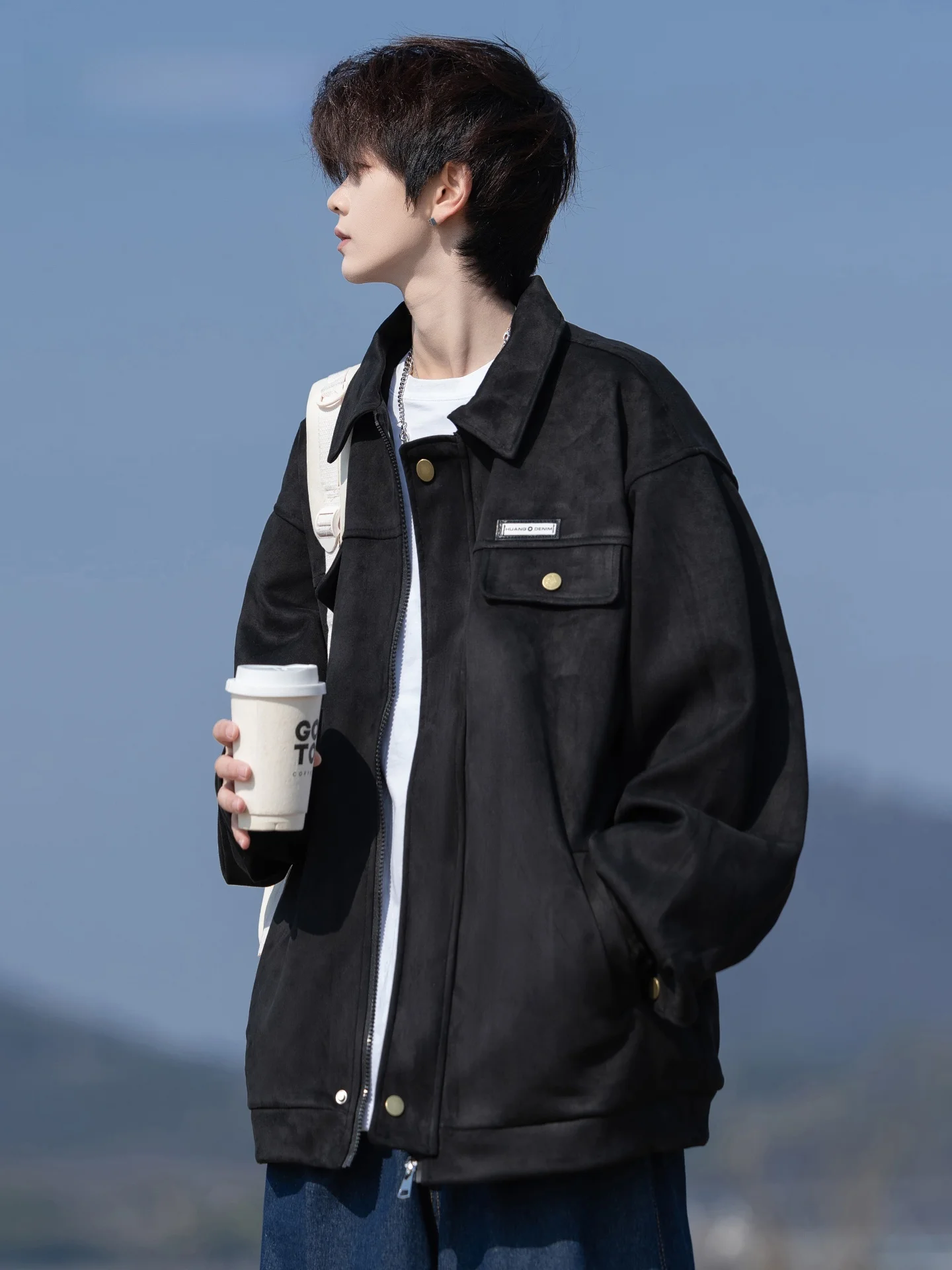 Мужская замшевая куртка в американском стиле ретро, осенняя новинка, повседневная рабочая одежда со свободным воротником, длинная куртка из полиэфирного волокна на молнии
Мужская замшевая куртка в американском стиле ретро, осенняя новинка, повседневная рабочая одежда со свободным воротником, длинная куртка из полиэфирного волокна на молнии