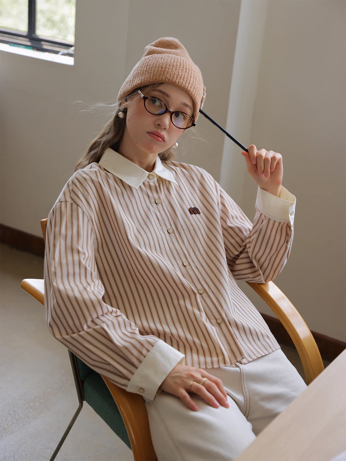 Классическая модная женская рубашка Miu в полоску с длинным рукавом, свободного кроя, из смесового полиэстера и хлопка, осенне-зимний топ в ретро-стиле
Классическая модная женская рубашка Miu в полоску с длинным рукавом, свободного кроя, из смесового полиэстера и хлопка, осенне-зимний топ в ретро-стиле