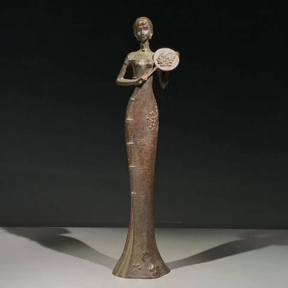 Antique copper lute beauty collection antique ornaments, 19.5 cm high, weighing about 0.43 kg
Antique copper lute beauty collection antique ornaments, 19.5 cm high, weighing about 0.43 kg