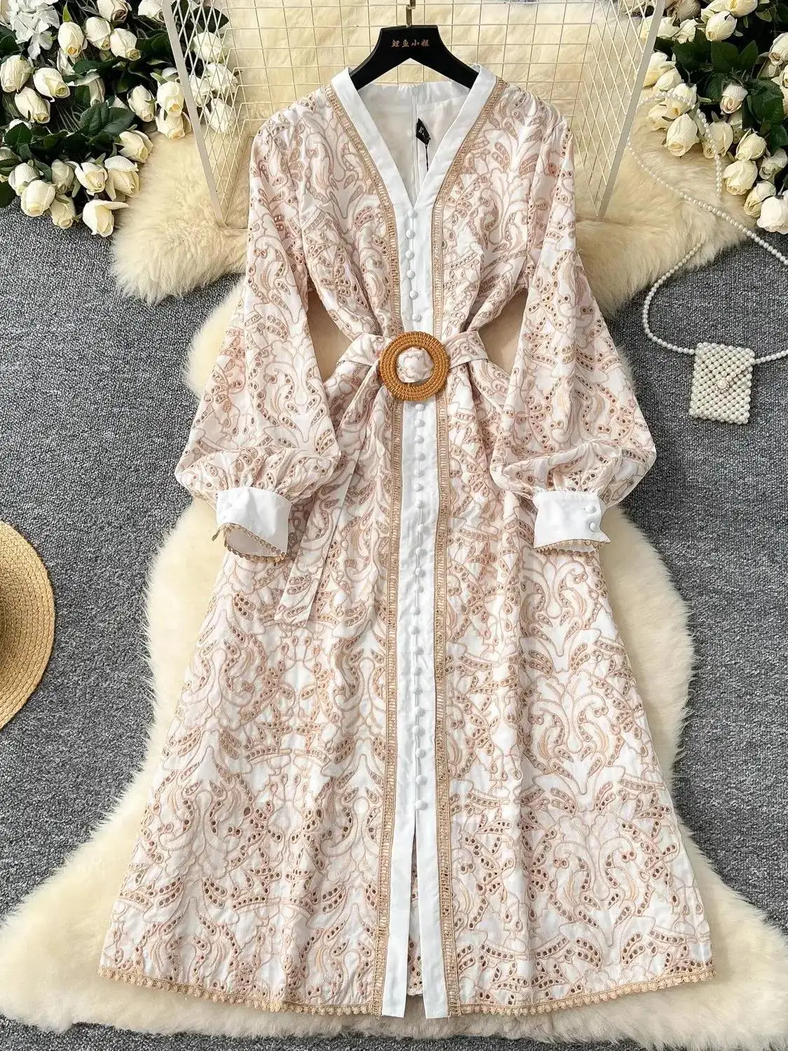 Women's High Quality V Neck Buttons Split Belt Midi Dress French Vintage Flower Embroidery Hollow Out Beige Lace Party Vestido
Women's High Quality V Neck Buttons Split Belt Midi Dress French Vintage Flower Embroidery Hollow Out Beige Lace Party Vestido