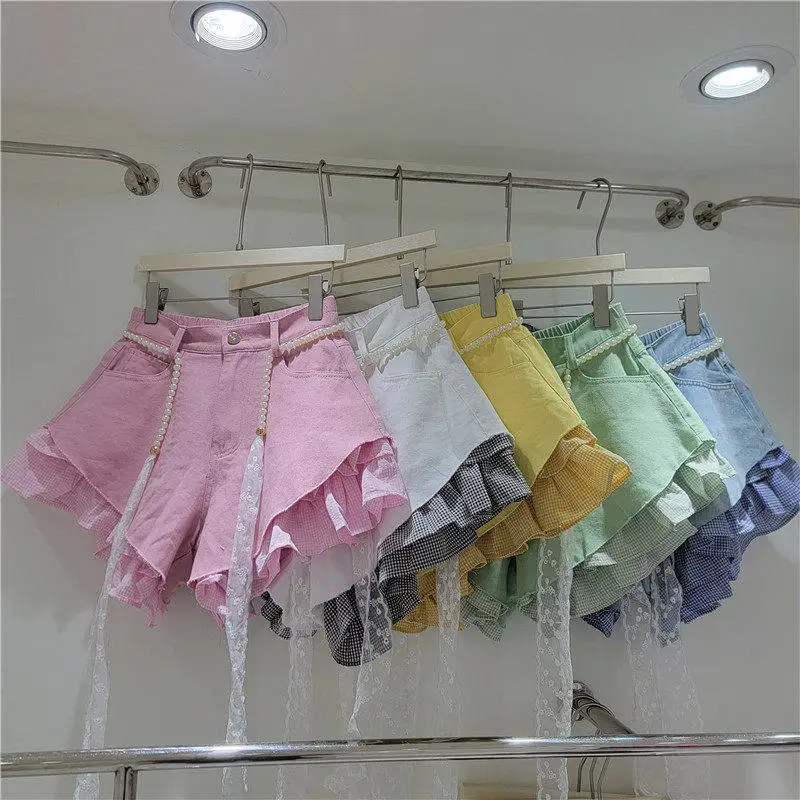 Summer Lace Patchwork Denim Shorts For Women American Casual Fashion High Street Pearl Belt Decoration Fake Two-piece Shorts
Summer Lace Patchwork Denim Shorts For Women American Casual Fashion High Street Pearl Belt Decoration Fake Two-piece Shorts