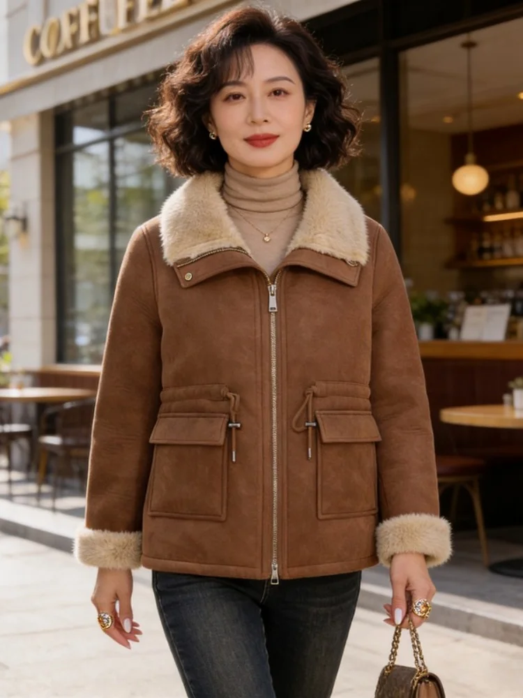 Faionable Mom Winter New Sle Chic Age-Defng Leather Fur Inteated Fce Lined Jaet Loose Slimming Versatile Warm Co...
Faionable Mom Winter New Sle Chic Age-Defng Leather Fur Inteated Fce Lined Jaet Loose Slimming Versatile Warm Co...