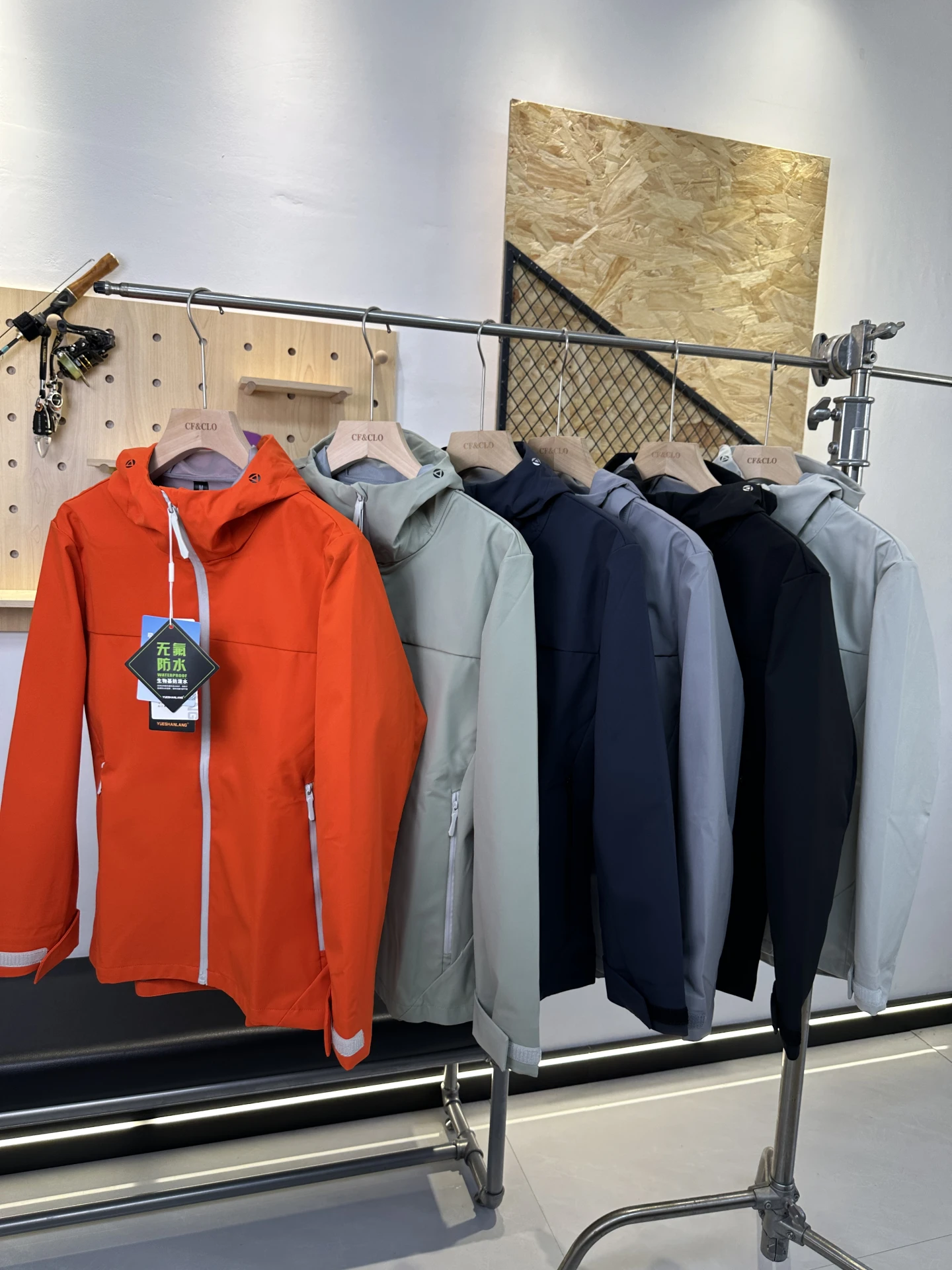 Водонепроницаемая ветрозащитная повседневная мужская куртка с капюшоном, верхняя одежда из полиэфирного волокна, подходит для Spor, осеннее пальто от TAARAB
Водонепроницаемая ветрозащитная повседневная мужская куртка с капюшоном, верхняя одежда из полиэфирного волокна, подходит для Spor, осеннее пальто от TAARAB