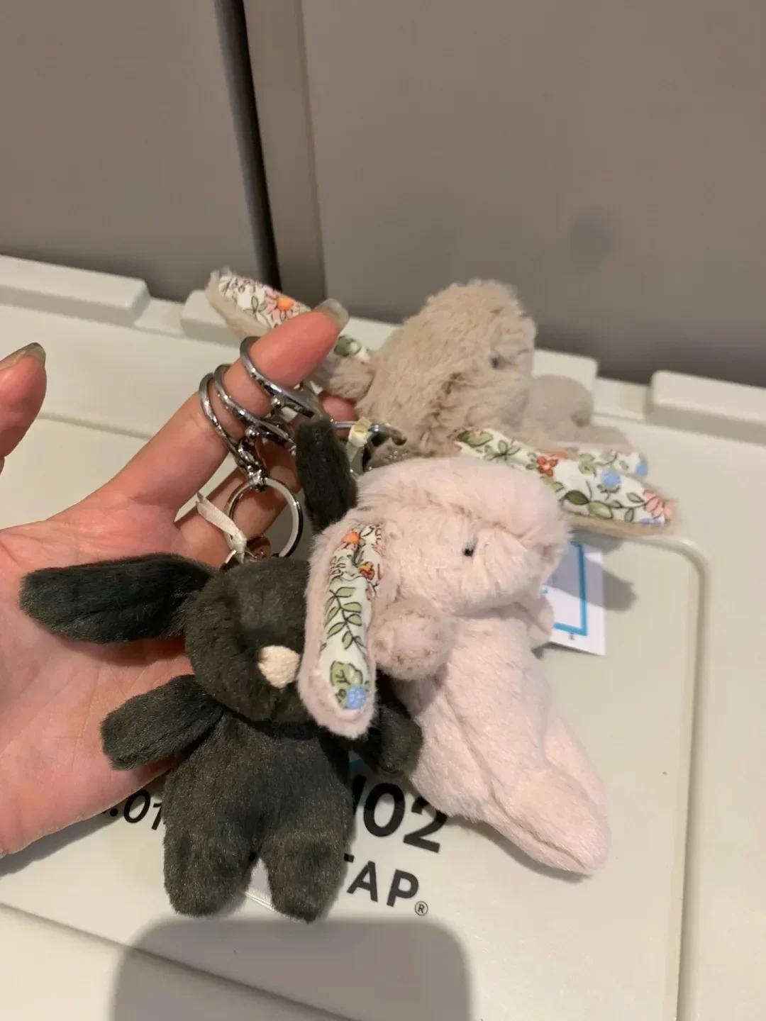 For Jelly Cat Fun Shy Bonnie Rabbit Cute keychain Plush Doll With Gift Box Home Decoration Holiday Gift Interactive Toy
For Jelly Cat Fun Shy Bonnie Rabbit Cute keychain Plush Doll With Gift Box Home Decoration Holiday Gift Interactive Toy