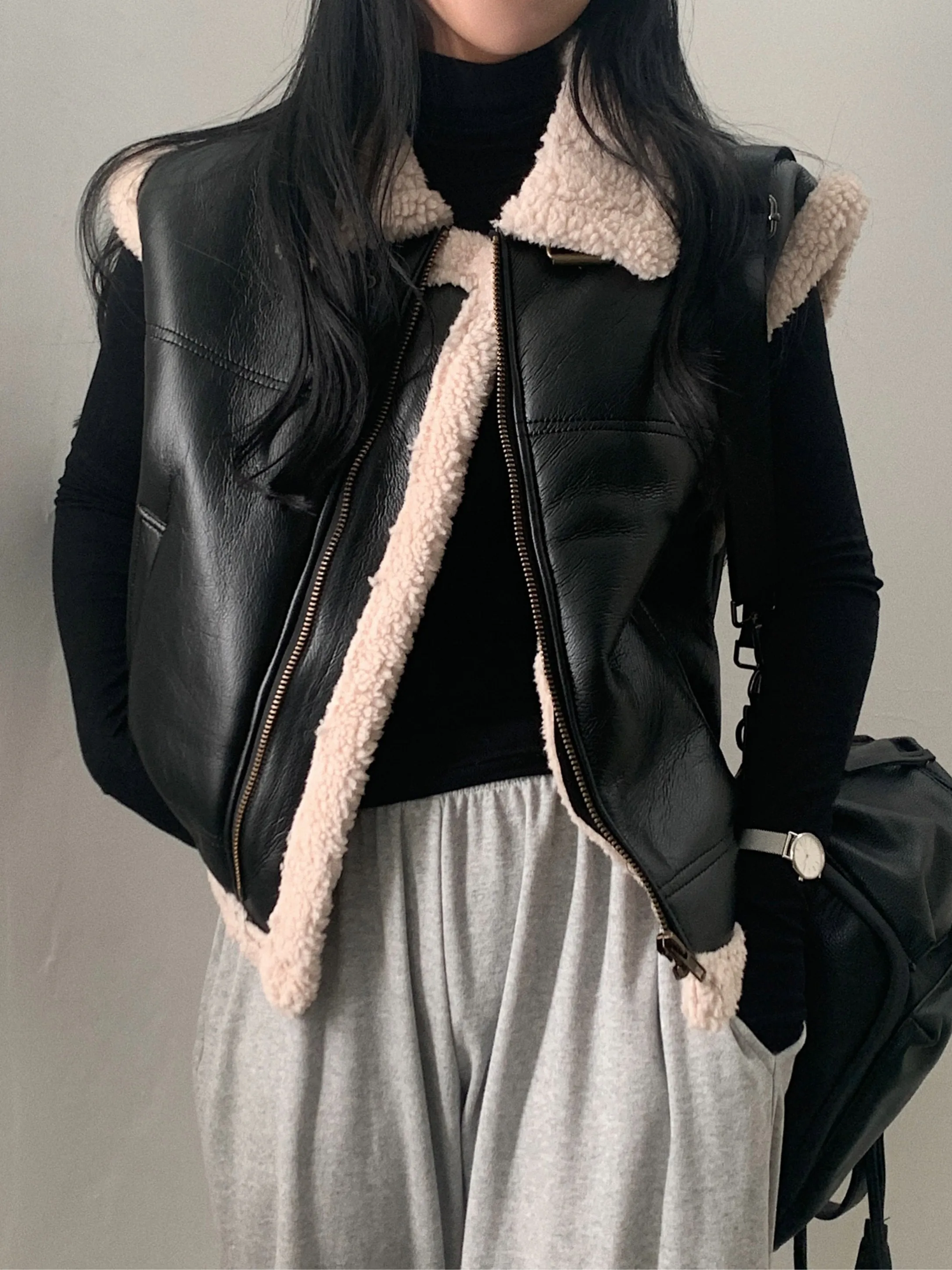 Шикарный осенне-зимний винтажный кожаный меховой интегрированный свободный универсальный жилет на молнии с лацканами Jaet, женская модная верхняя одежда
Шикарный осенне-зимний винтажный кожаный меховой интегрированный свободный универсальный жилет на молнии с лацканами Jaet, женская модная верхняя одежда