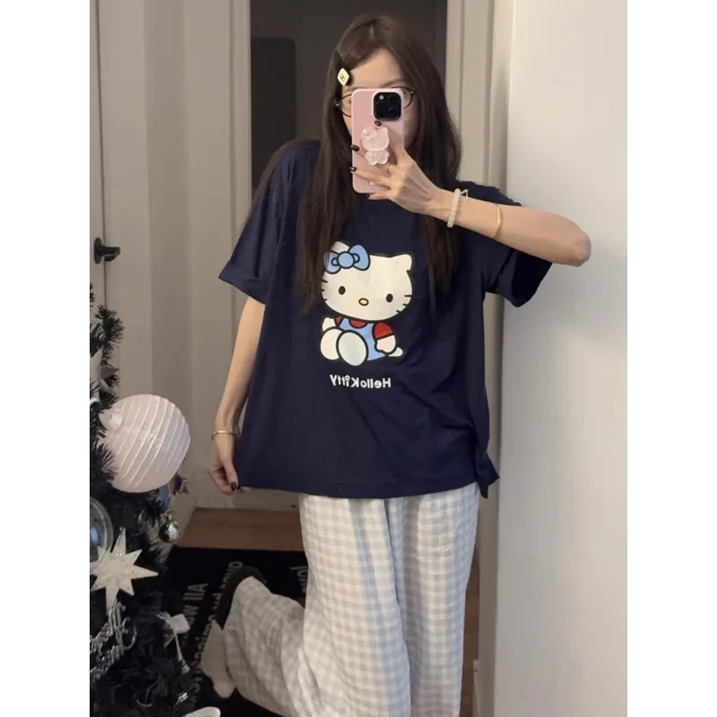 Новые летние синие пижамы с круглым вырезом и рисунком «Hello Kitty», женские брюки с короткими рукавами, повседневный комплект домашней одежды в клетку Mo
Новые летние синие пижамы с круглым вырезом и рисунком «Hello Kitty», женские брюки с короткими рукавами, повседневный комплект домашней одежды в клетку Mo