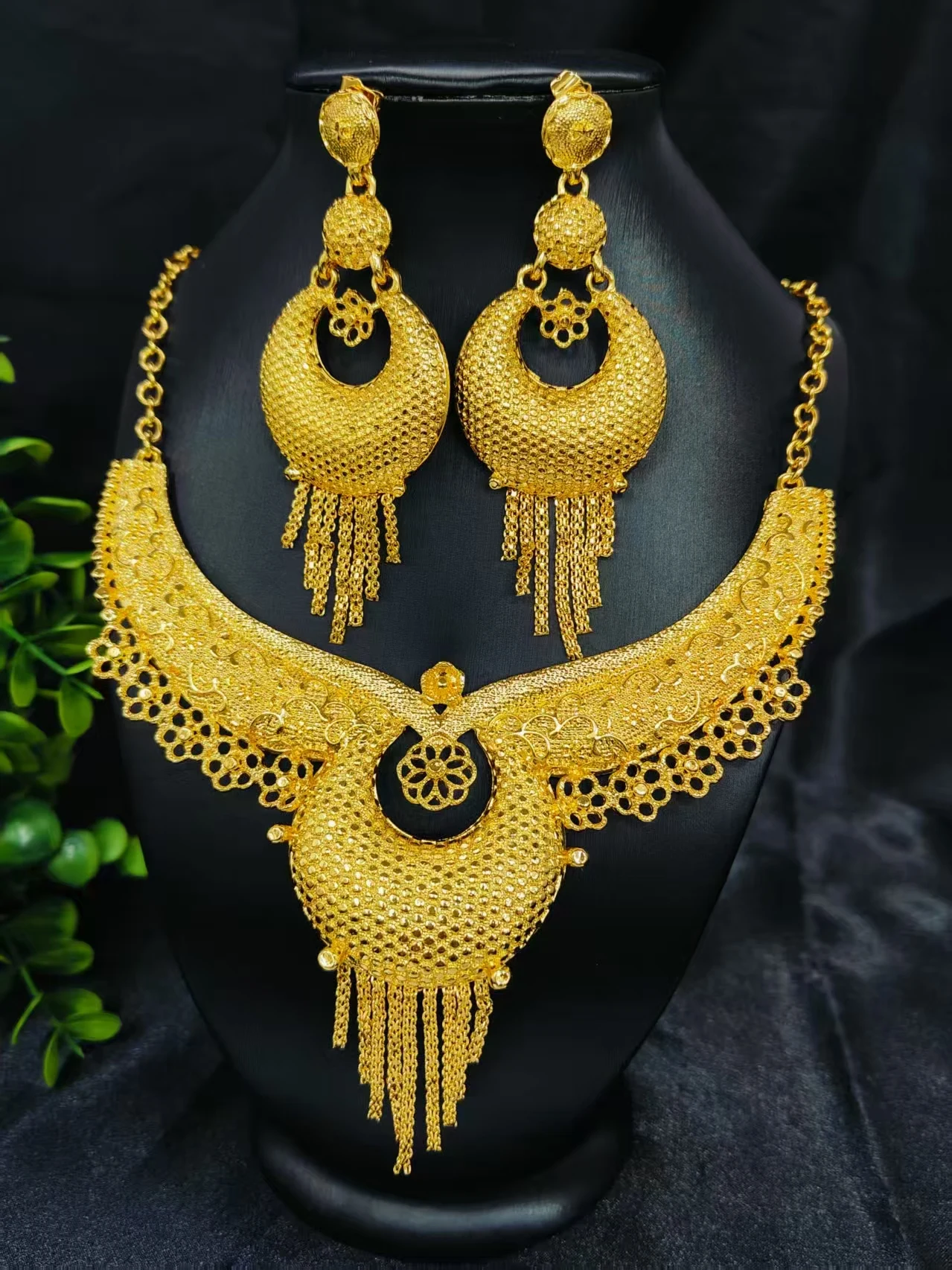 New 24K Alloy Dubai Jewelry Set For Women Necklace Earrings Indian Thailand Bride Wedding Two Piece Set Wholesale Gold Color
New 24K Alloy Dubai Jewelry Set For Women Necklace Earrings Indian Thailand Bride Wedding Two Piece Set Wholesale Gold Color