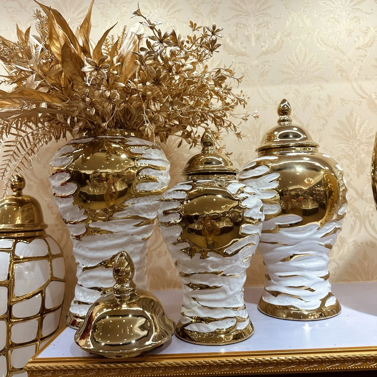 &c Modern Home Decor Ceramic Vase Decoration Golden Ginger Jar Wrinkle Table Ceramic Decoration for Flower Vase
&c Modern Home Decor Ceramic Vase Decoration Golden Ginger Jar Wrinkle Table Ceramic Decoration for Flower Vase