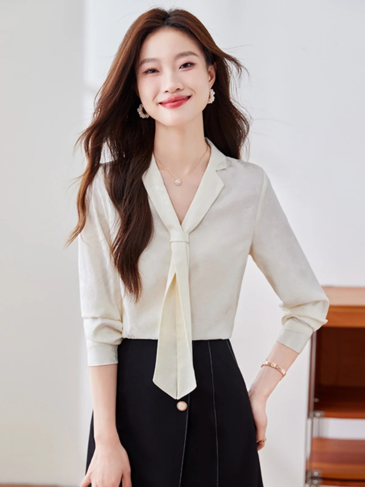 Elegant V-neck Silk Sash Shirt Women's White Spring Autumn New Style Design Acetate Satin Commute Fashion Business Shirt
Elegant V-neck Silk Sash Shirt Women's White Spring Autumn New Style Design Acetate Satin Commute Fashion Business Shirt