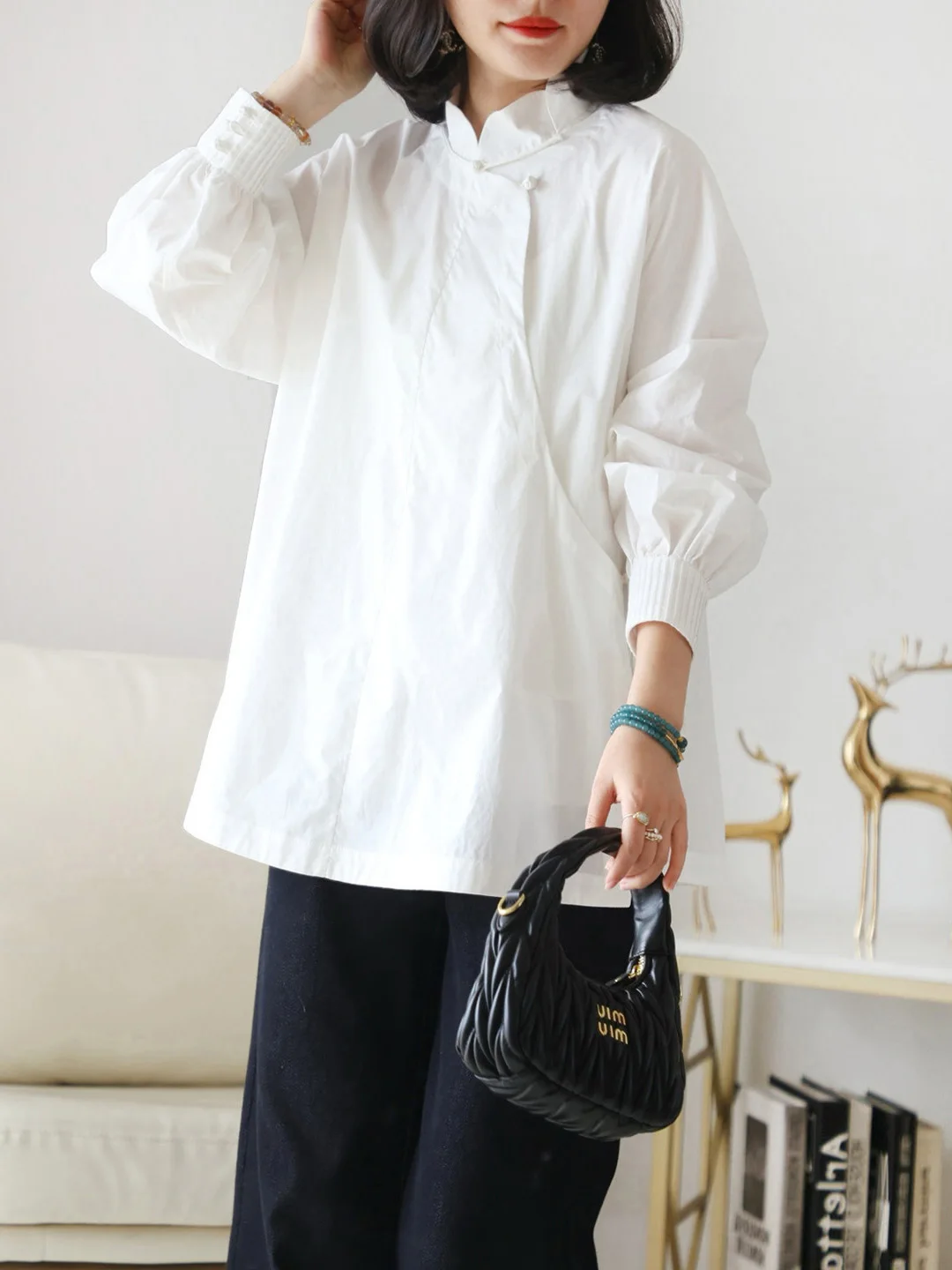 Новая женская хлопковая рубашка в китайском стиле с воротником-стойкой, рукавами-фонариками, белая, в национальном стиле, с пуговицами и боковыми разрезами
Новая женская хлопковая рубашка в китайском стиле с воротником-стойкой, рукавами-фонариками, белая, в национальном стиле, с пуговицами и боковыми разрезами