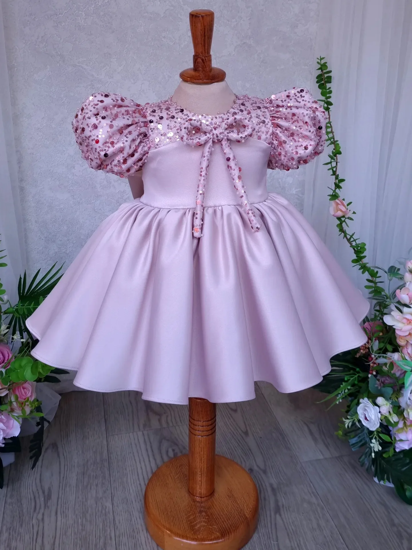 Custom Flower Girl Dress Wedding Gown Birthday Party Pageant Dress Puff Sleeve Sequin Bow Satin Dress For Girls فساتين ب
Custom Flower Girl Dress Wedding Gown Birthday Party Pageant Dress Puff Sleeve Sequin Bow Satin Dress For Girls فساتين ب