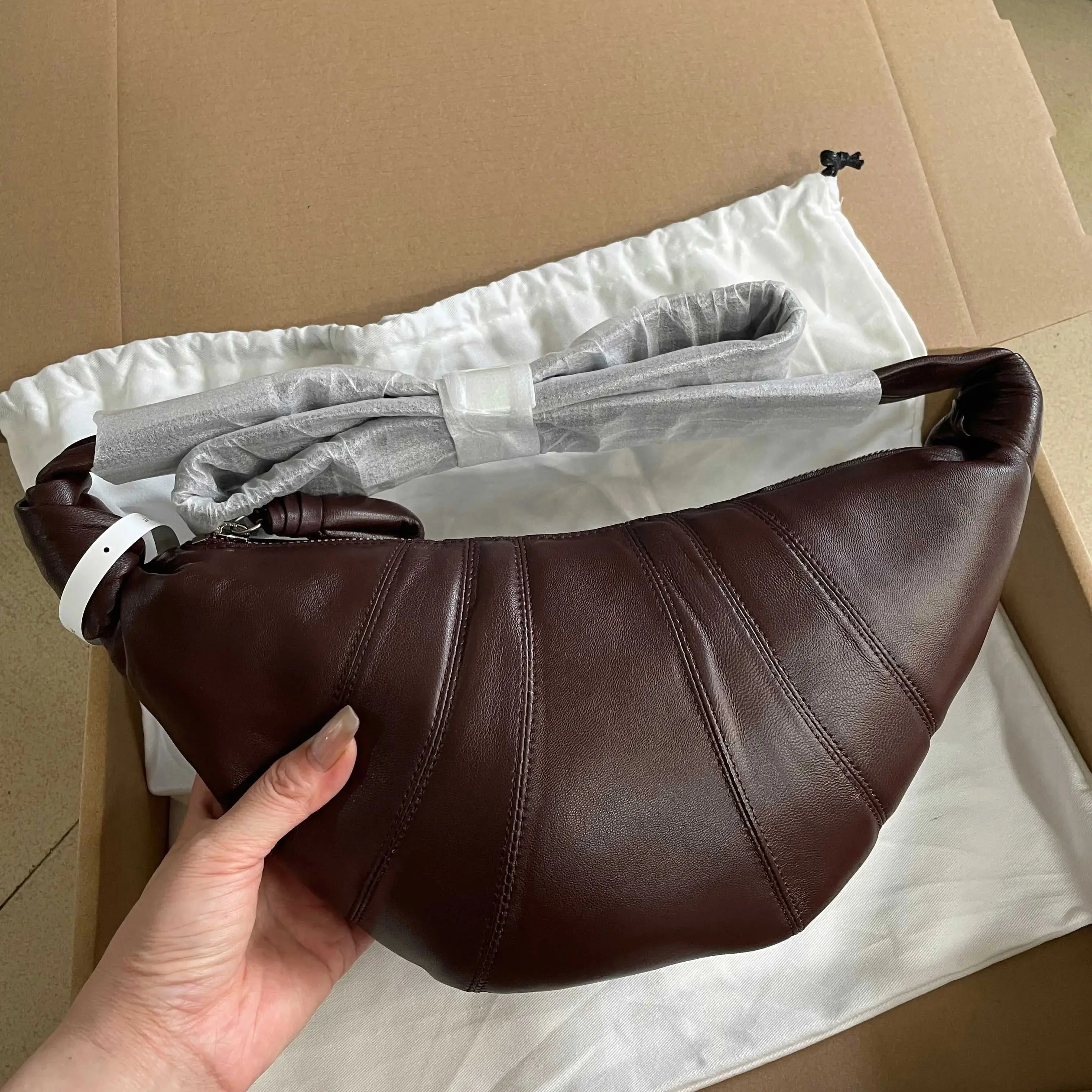 Designer New Lambskin Croissant Brand Luxury Croissant Bag Fashionable Versatile Shoulder Crossbody Bag
Designer New Lambskin Croissant Brand Luxury Croissant Bag Fashionable Versatile Shoulder Crossbody Bag