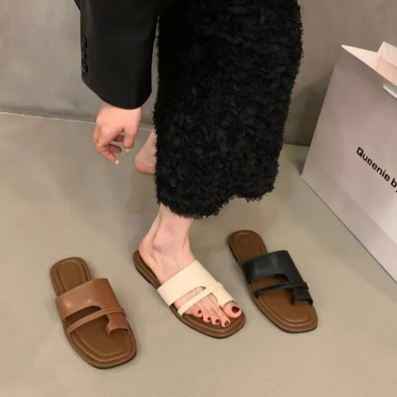 Модные женские тапочки на плоской подошве в стиле ретро, новинка 2025, летние уличные повседневные римские сандалии, женские пляжные шлепанцы большого размера с застежкой на носок
Модные женские тапочки на плоской подошве в стиле ретро, новинка 2025, летние уличные повседневные римские сандалии, женские пляжные шлепанцы большого размера с застежкой на носок