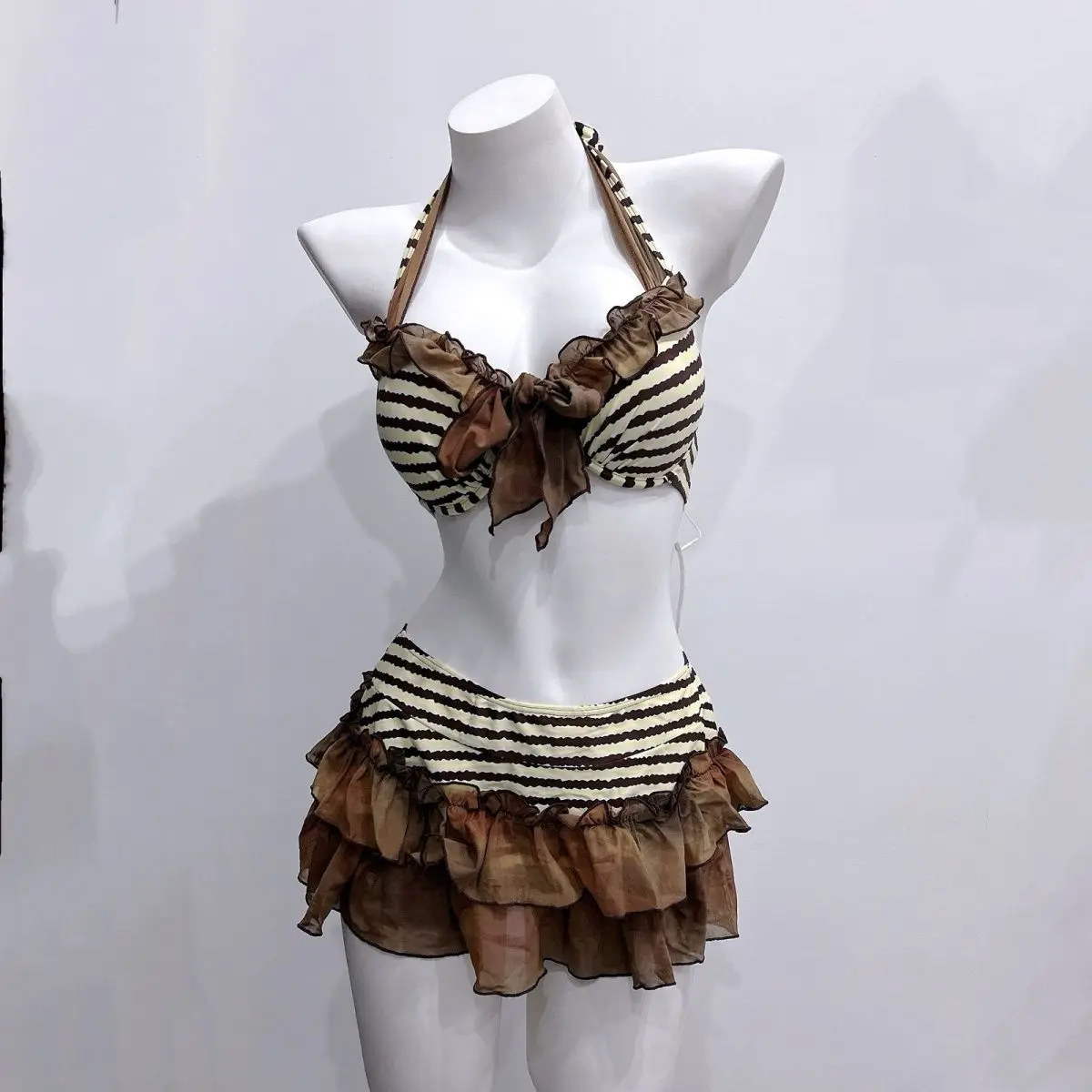 American Style Hot Girl Retro Yellow Plaid Bikini Slimming Spring Vacation Island Skirt-style Swimsuit Three-piece Set Summer
American Style Hot Girl Retro Yellow Plaid Bikini Slimming Spring Vacation Island Skirt-style Swimsuit Three-piece Set Summer