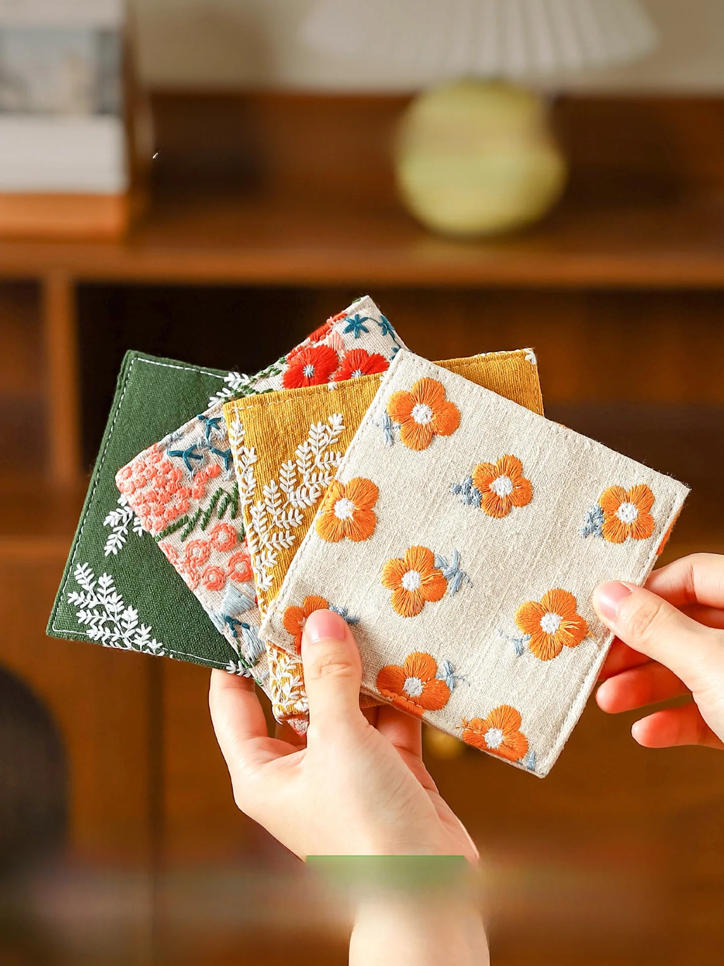 Термостойкая подставка из хлопка и льна с вышивкой, коврик для стола, устойчивый к высоким температурам, художественная тканевая подкладка для обеденного стола
Термостойкая подставка из хлопка и льна с вышивкой, коврик для стола, устойчивый к высоким температурам, художественная тканевая подкладка для обеденного стола