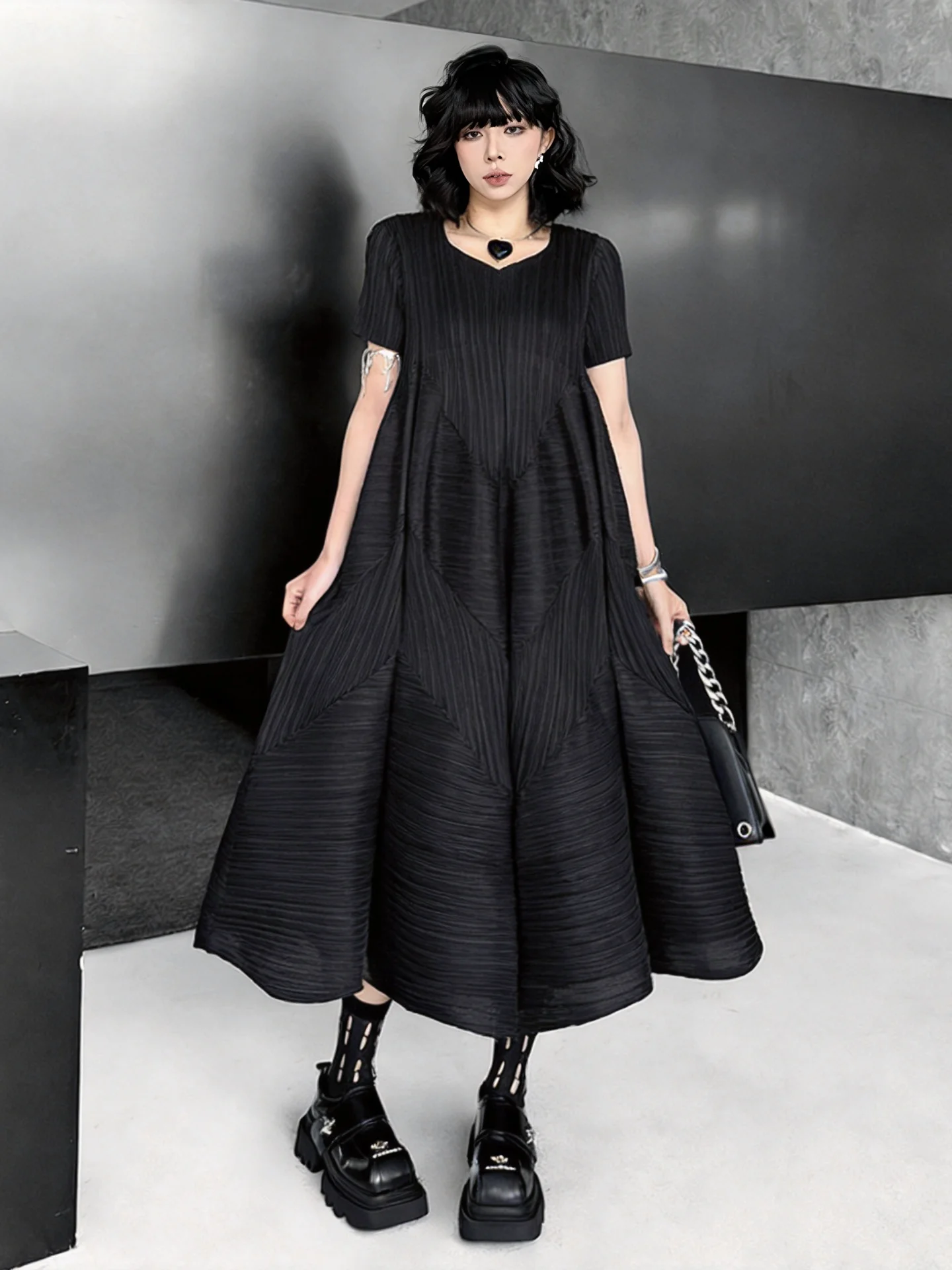 Elegant Black Pleated Dress Summer 2026 A-Line Skirt Design Sensation Three Houses Style Short Sleeve Women's Dress
Elegant Black Pleated Dress Summer 2026 A-Line Skirt Design Sensation Three Houses Style Short Sleeve Women's Dress