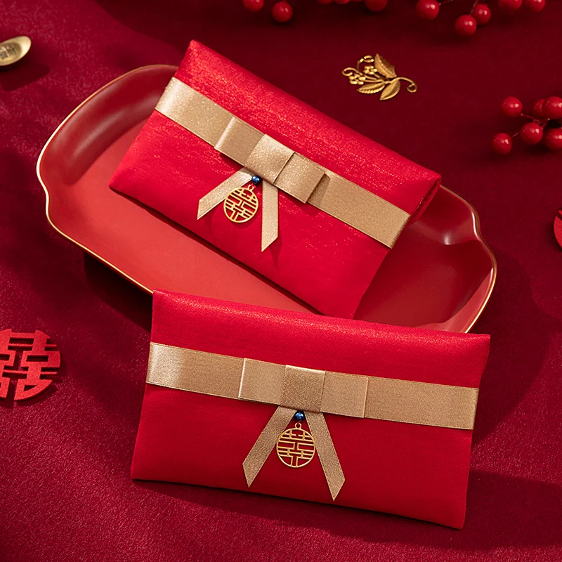 Вышитая радостная красная сумка с высокой моделью рта за 10 тысяч юаней 
Вышитая радостная красная сумка с высокой моделью рта за 10 тысяч юаней