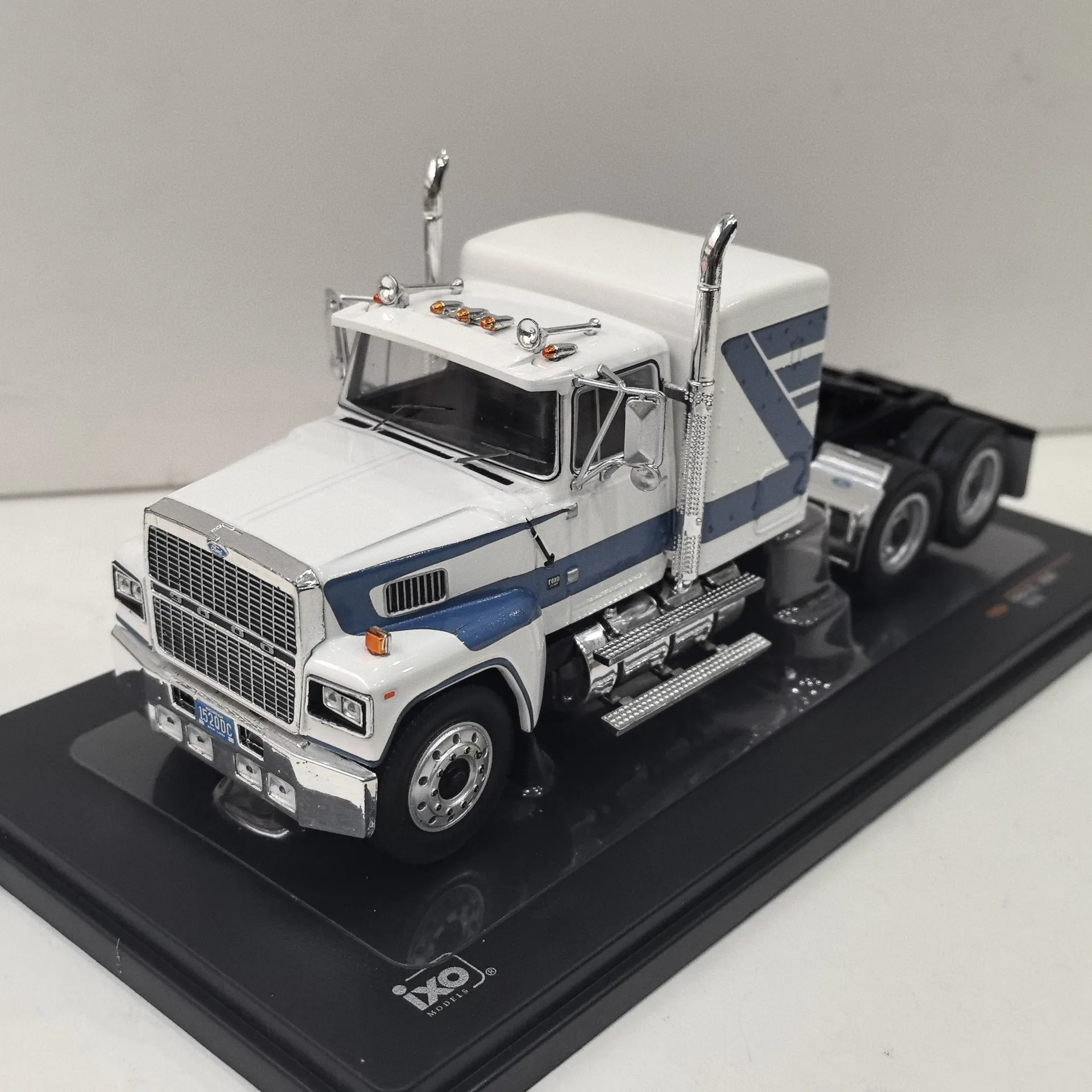 Diecast IXO 1:43 Scale 1978 White American Truck Tractor Ford LTL-9000 Alloy Car Model Collectible Toy Gift Souvenir Display
Diecast IXO 1:43 Scale 1978 White American Truck Tractor Ford LTL-9000 Alloy Car Model Collectible Toy Gift Souvenir Display