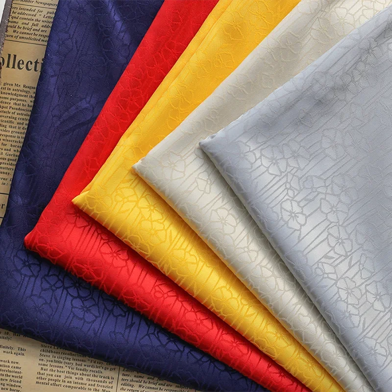 Вертикальная атласная жаккардовая ткань Quincunx, весна-лето, блестящая рубашка Hanfu с длинными рукавами, классическая рубашка, модная швейная ткань на метр
Вертикальная атласная жаккардовая ткань Quincunx, весна-лето, блестящая рубашка Hanfu с длинными рукавами, классическая рубашка, модная швейная ткань на метр