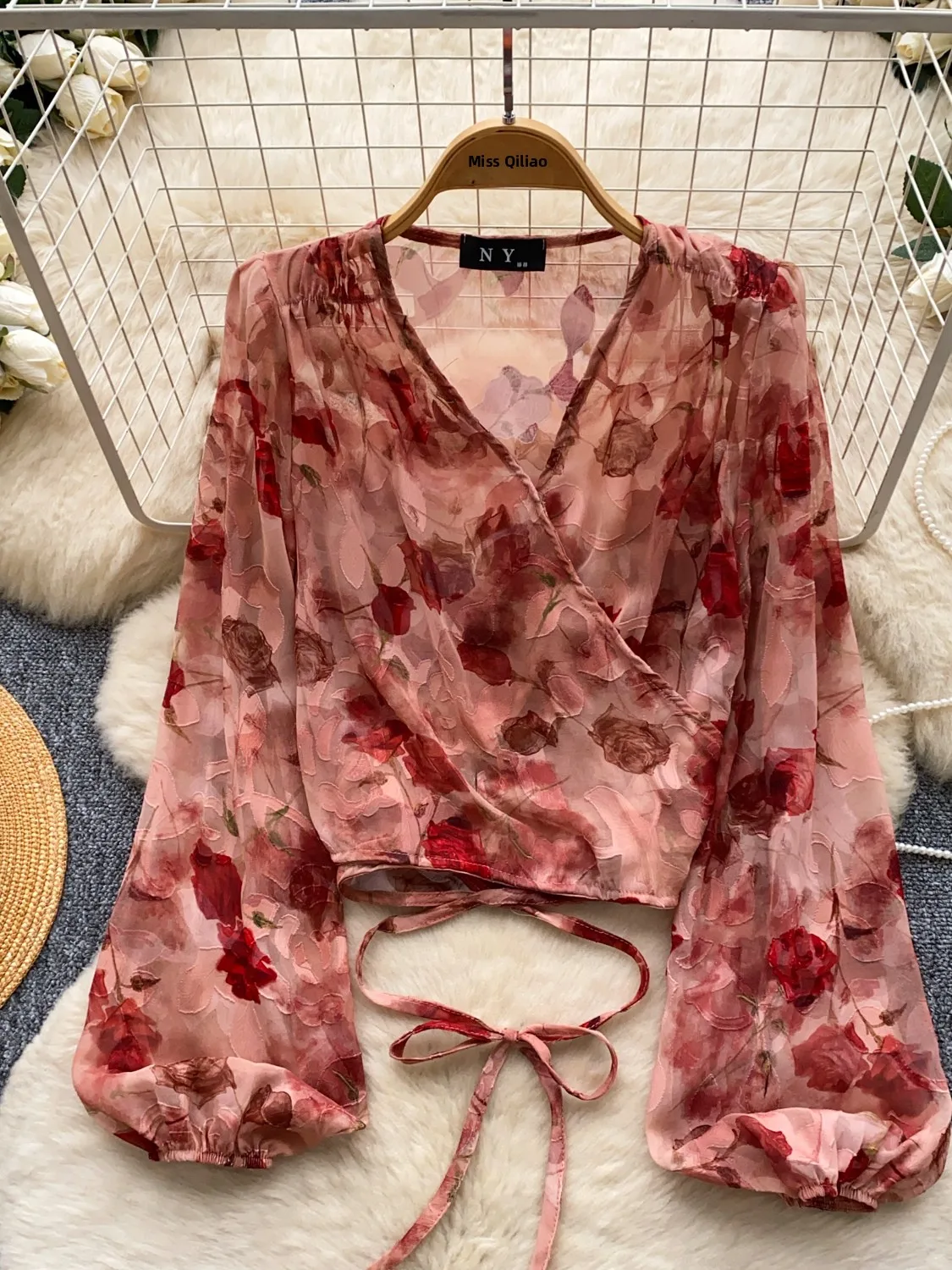 Retro Floral Lantern Sleeve Shirt Women's Summer Korean Version V-neck Waist-cinching Maturity Top Breathable Polyester Fiber
Retro Floral Lantern Sleeve Shirt Women's Summer Korean Version V-neck Waist-cinching Maturity Top Breathable Polyester Fiber