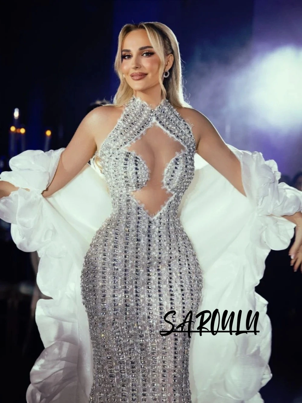 Opulent Rhinestones Halter Evening Dress With Cape Sexy Glamorous Customized Prom Cocktail Gown Shiny Formal Occasions Wear
Opulent Rhinestones Halter Evening Dress With Cape Sexy Glamorous Customized Prom Cocktail Gown Shiny Formal Occasions Wear