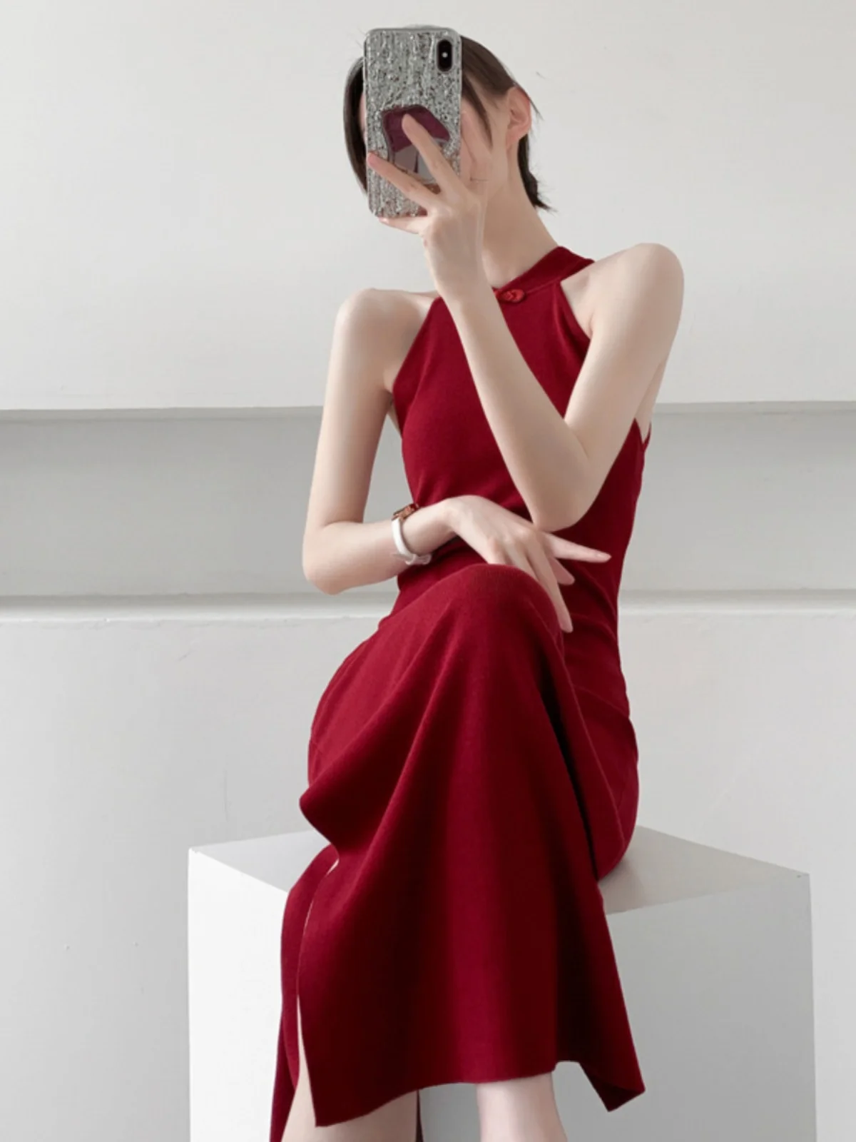Elegant Red Knitted Dress Sleeveless High Waist Long Skirt Vintage Style Button Detail A-Line Silhouette Spring Summer New Ar...
Elegant Red Knitted Dress Sleeveless High Waist Long Skirt Vintage Style Button Detail A-Line Silhouette Spring Summer New Ar...